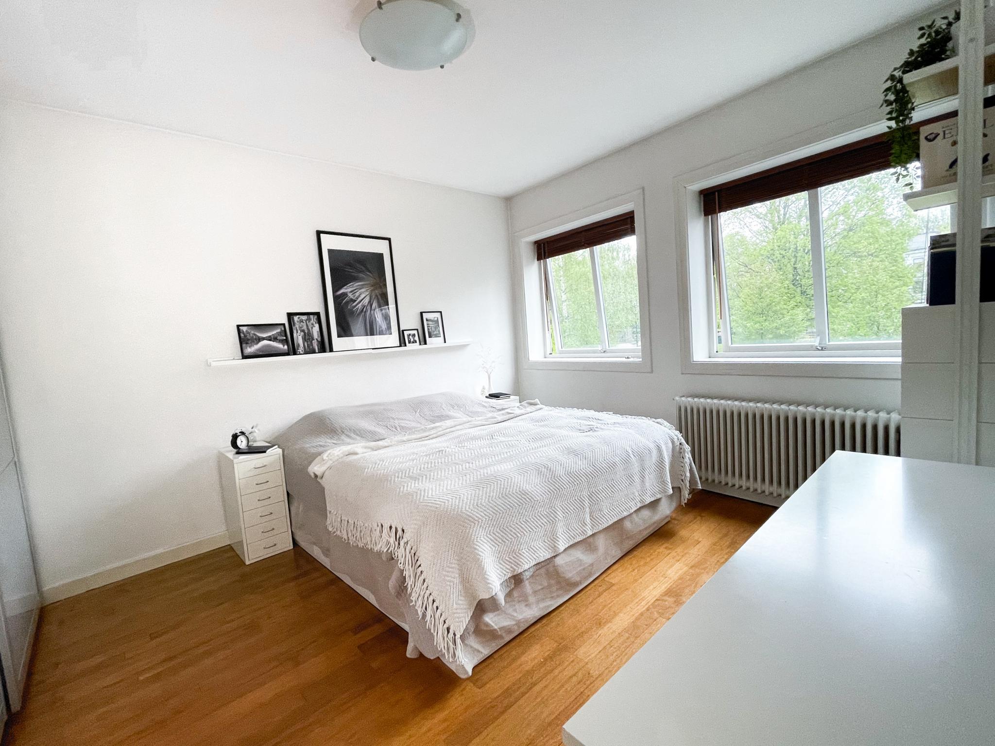 Stort og godt opplyst soverom
