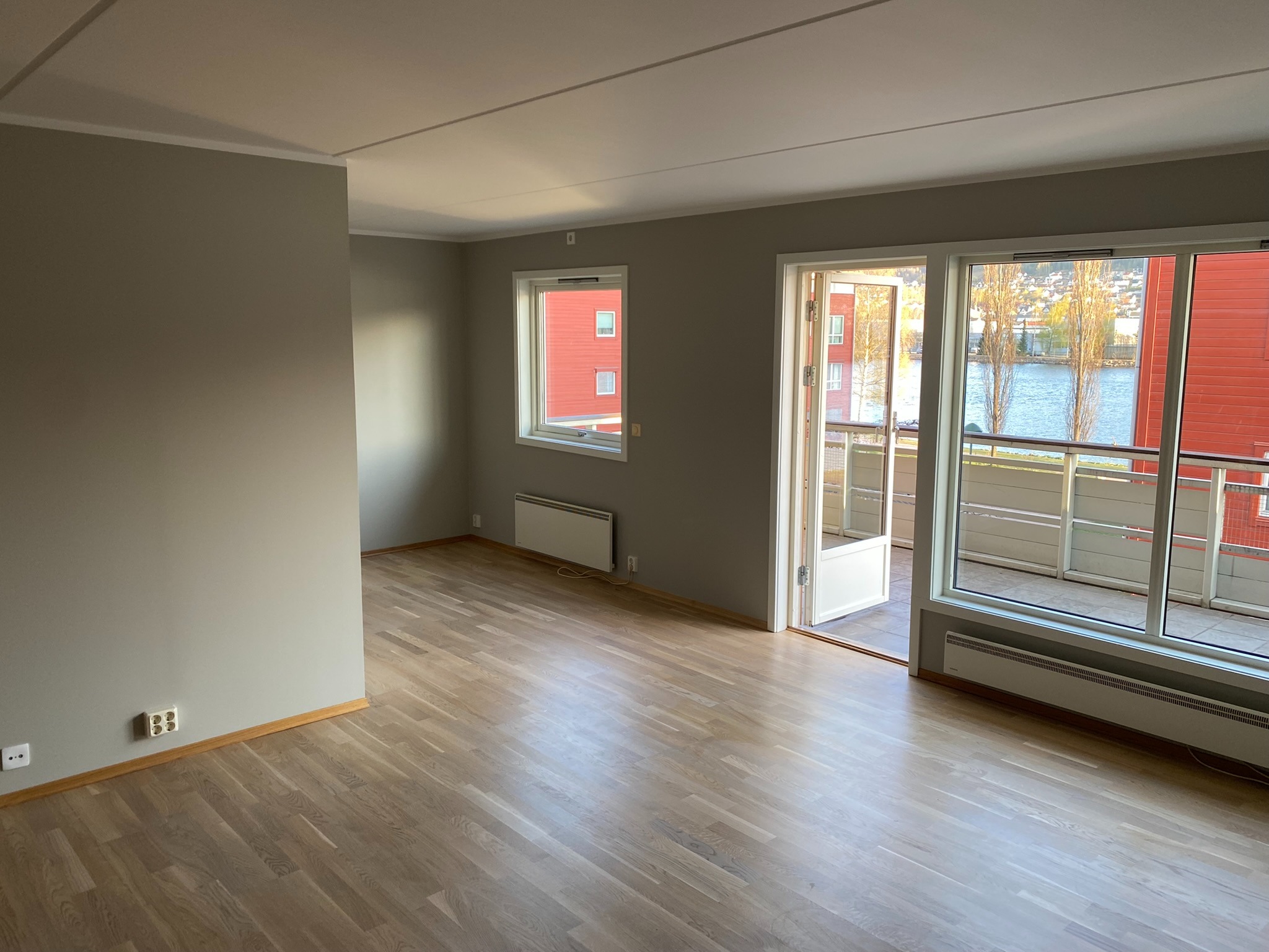 Stue og spiseplass i front av kjøkken