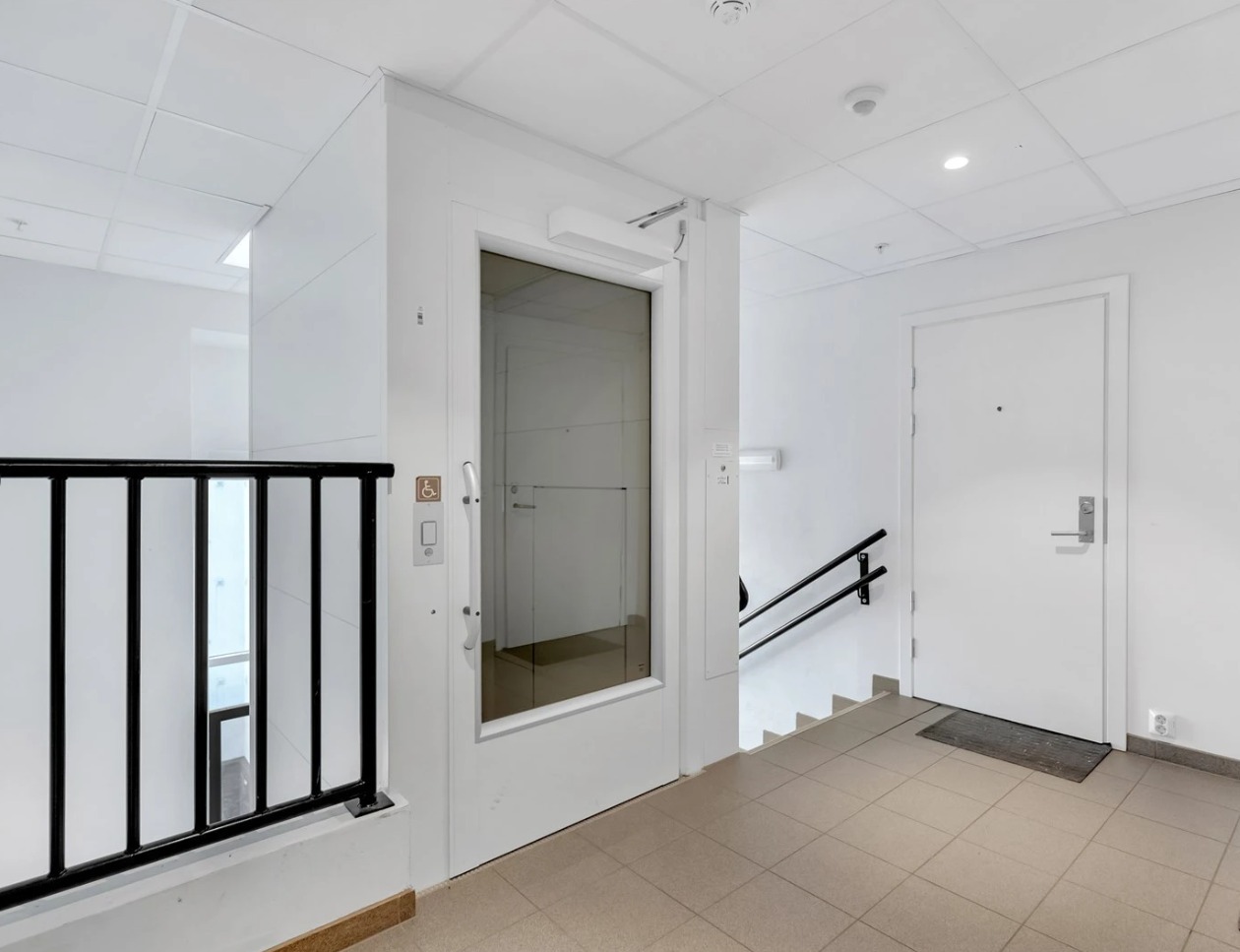 Hybelen ligger i byggets 3.etg. med både trapp- og heisadkomst.