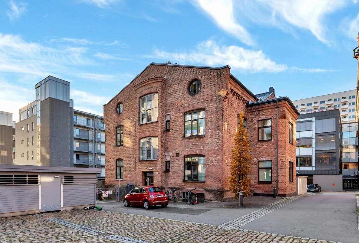 Hybelen ligger i flotte Villa Ringnes i Ringnes Park, rett ved trikkestoppet Biermanns gate og busstoppet Sannergata.