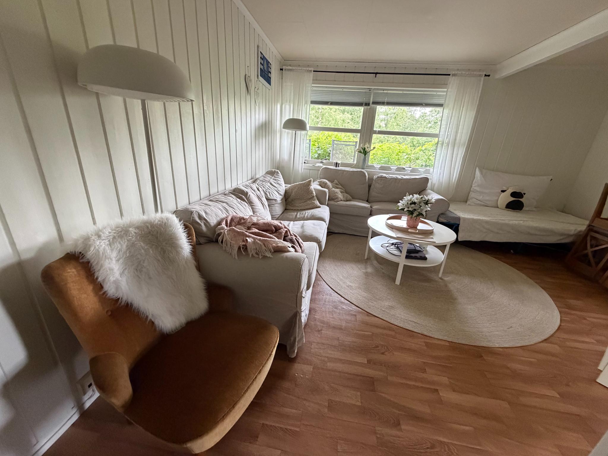 Stue, møbler fra nåværende leieboere