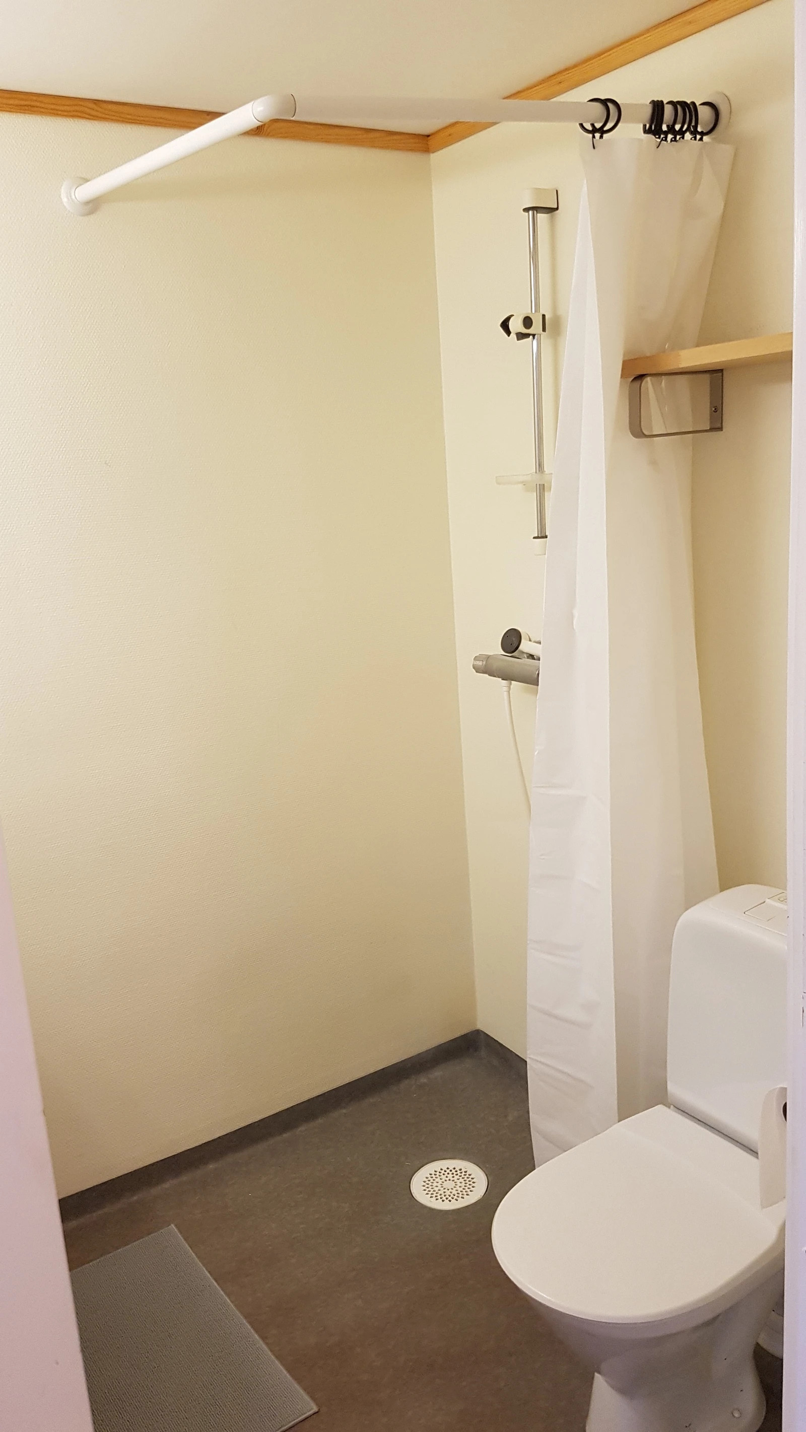 Baderommet med toalett og dusj