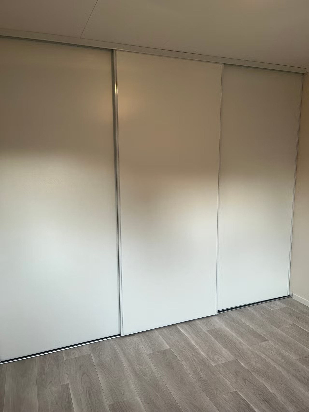 Skyvedørsgarderobe på soverom