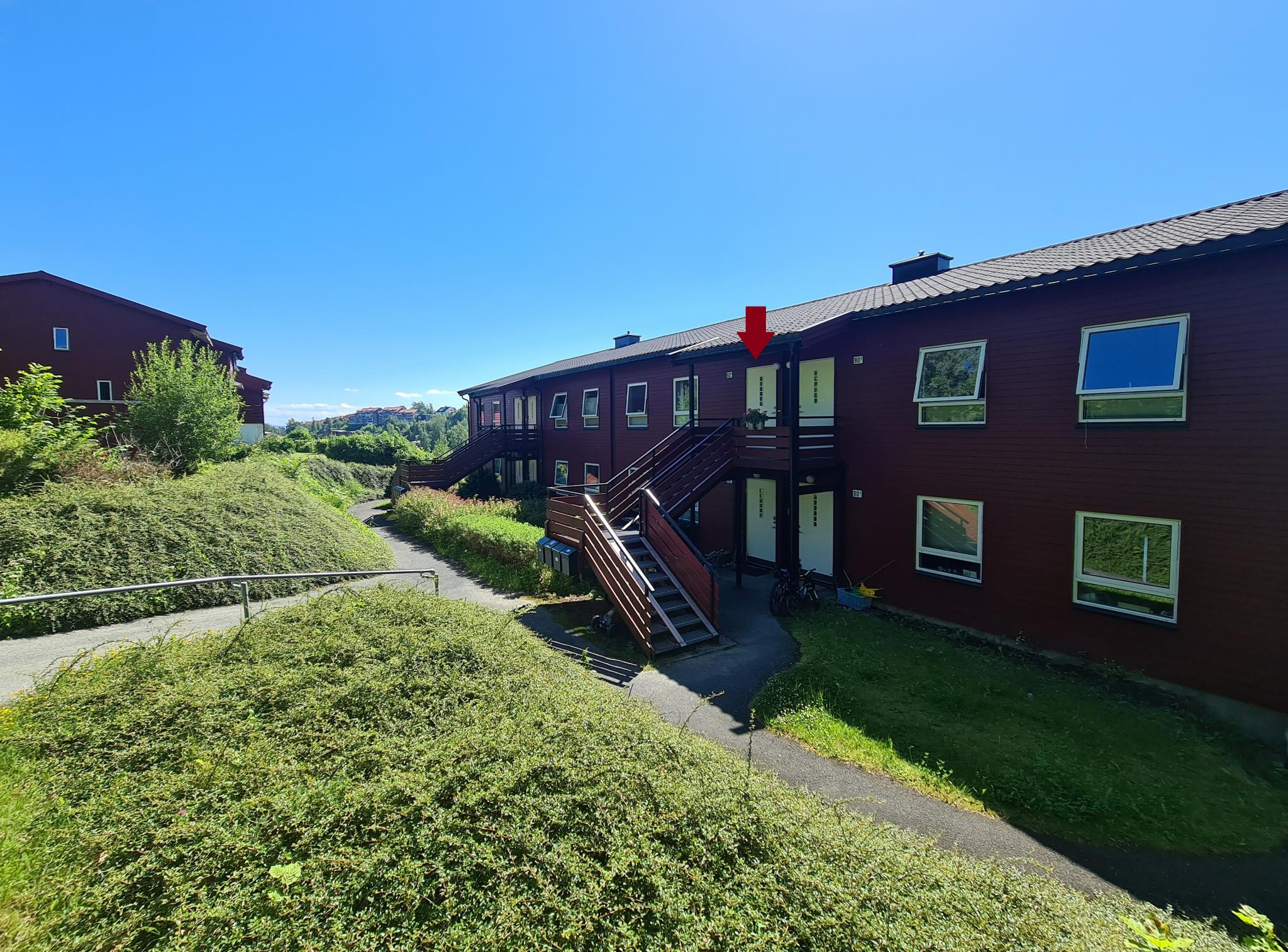 Boligen ligger i skråning som gir enkel adkomst ved inngangsparti samtidig som høyt og luftig med god utsikt fra balkong.