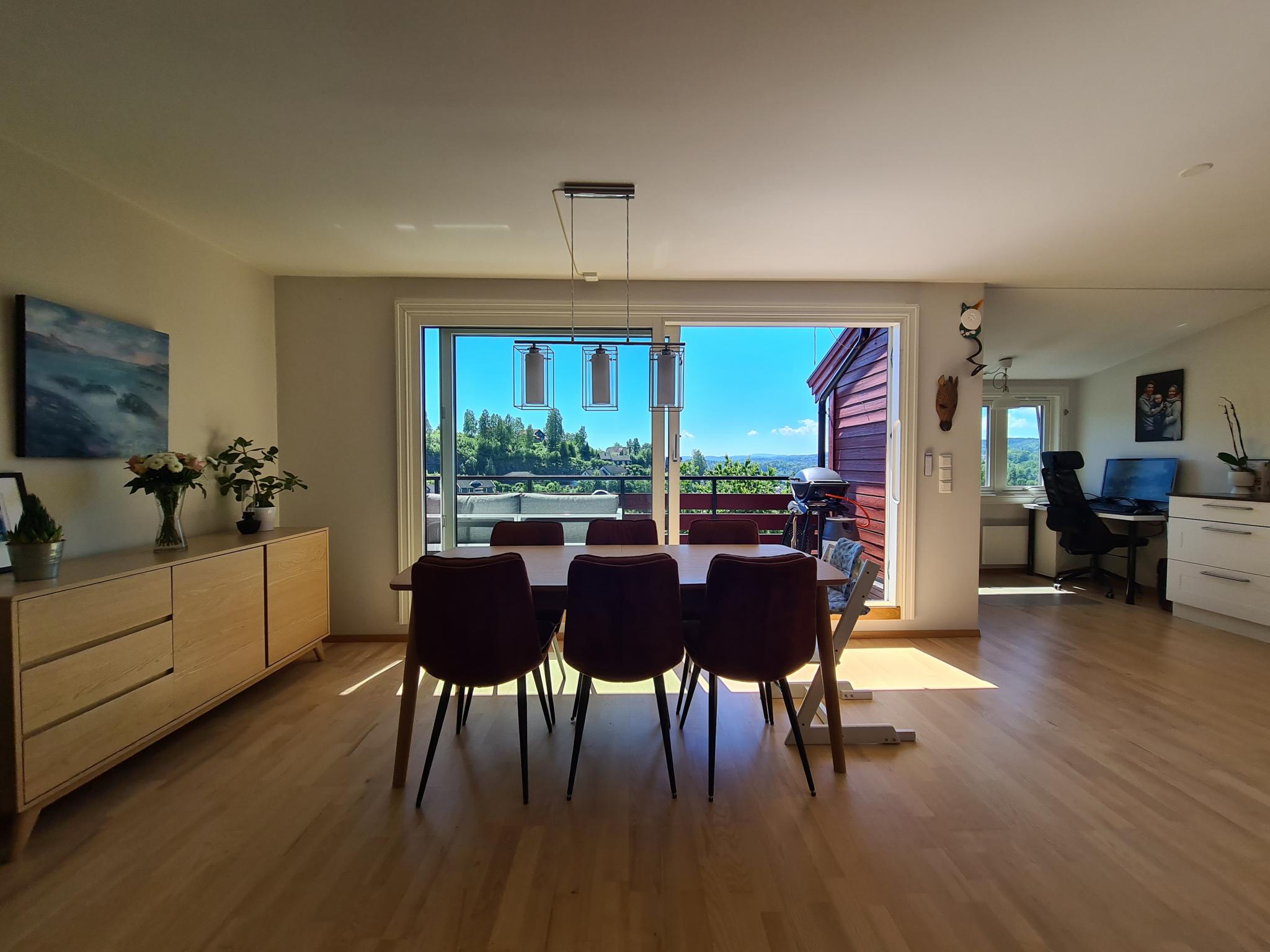 Utsikten kan også nytes fra stue/spisestue med stor skyvedør ut til balkong.