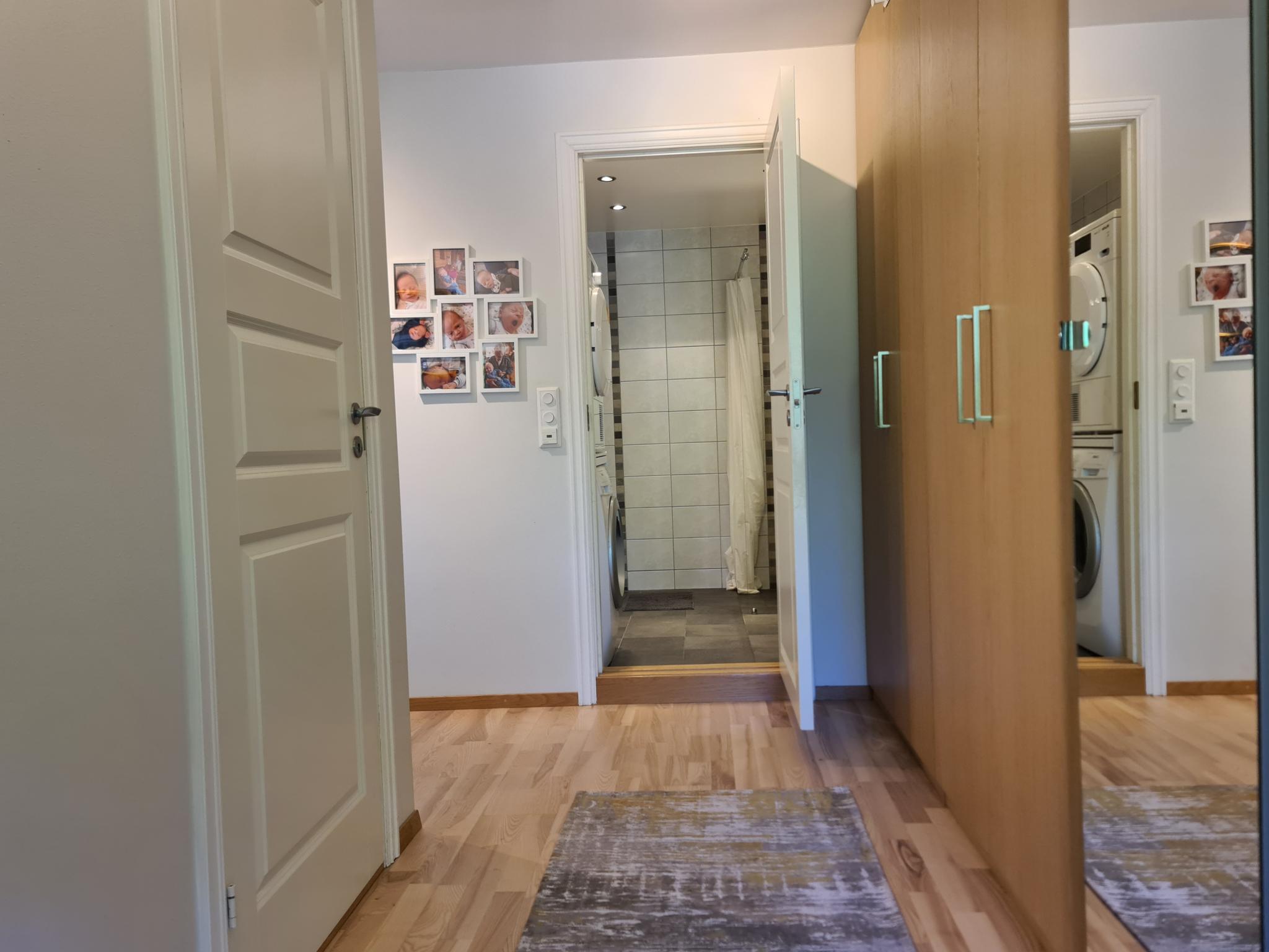 Godt med garderobeskap i inngangsparti.