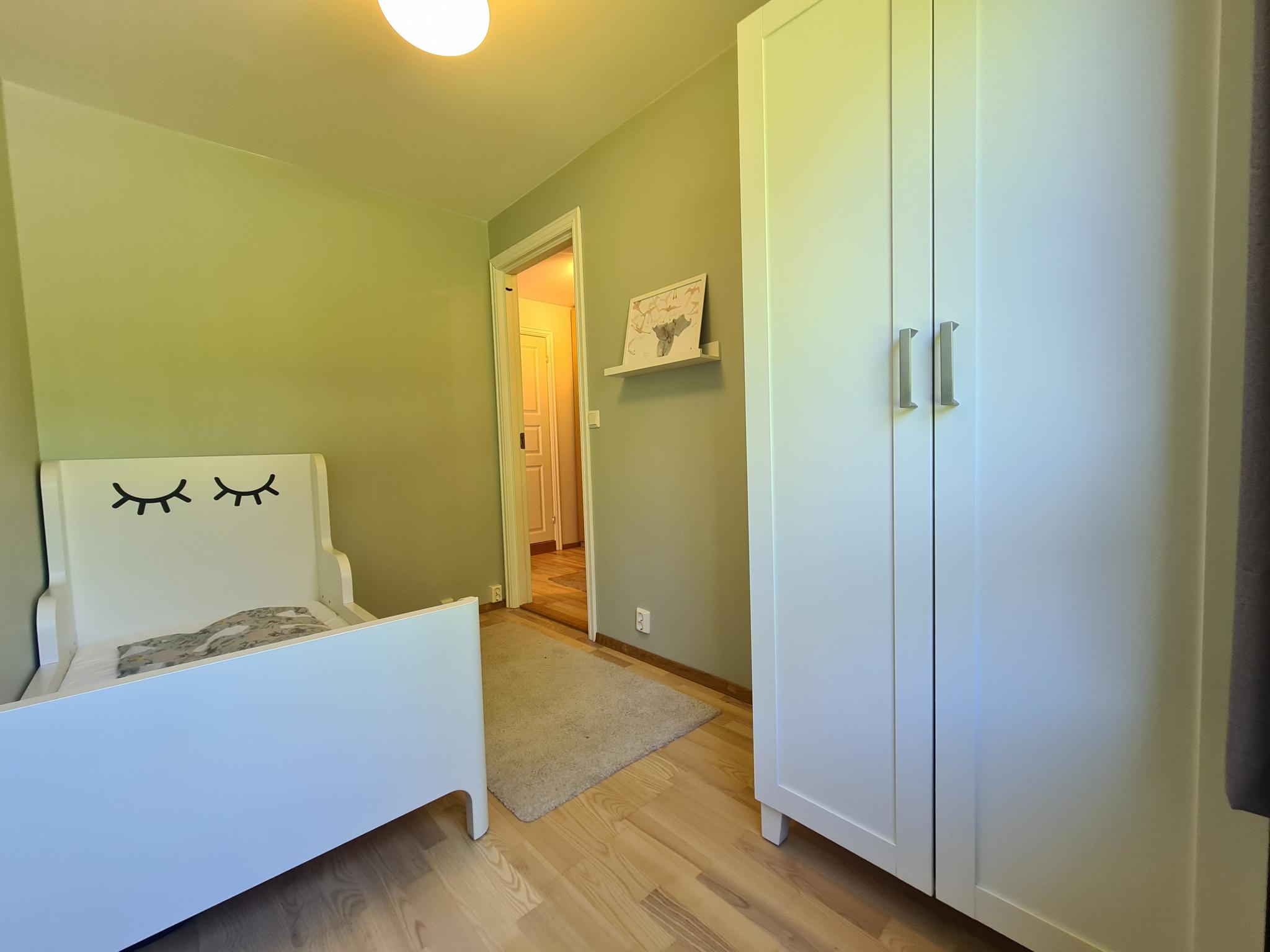 Soverommet er avlangt med mange innredningsmuligheter.