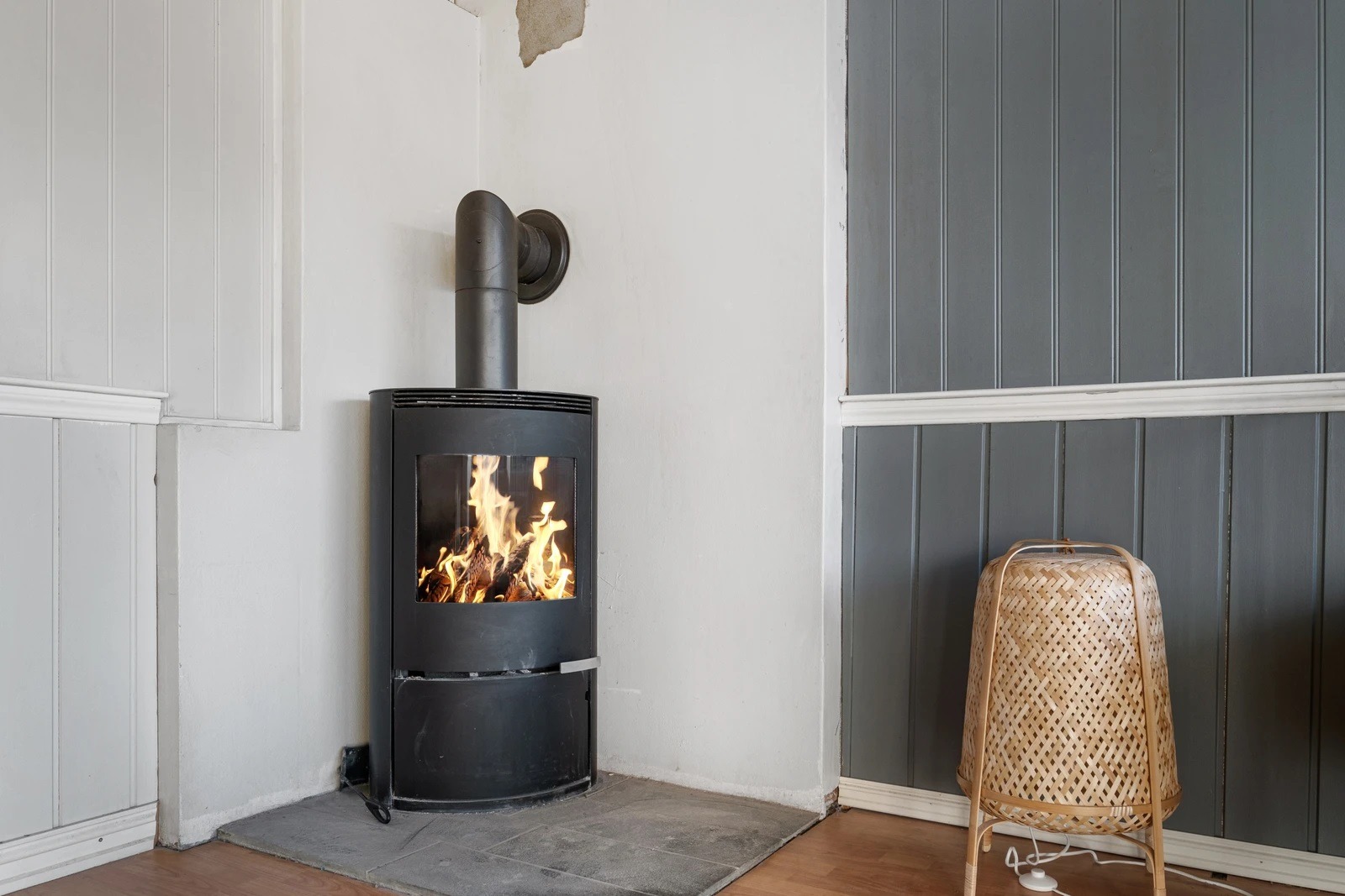 Peisen skaper både hygge og varme.