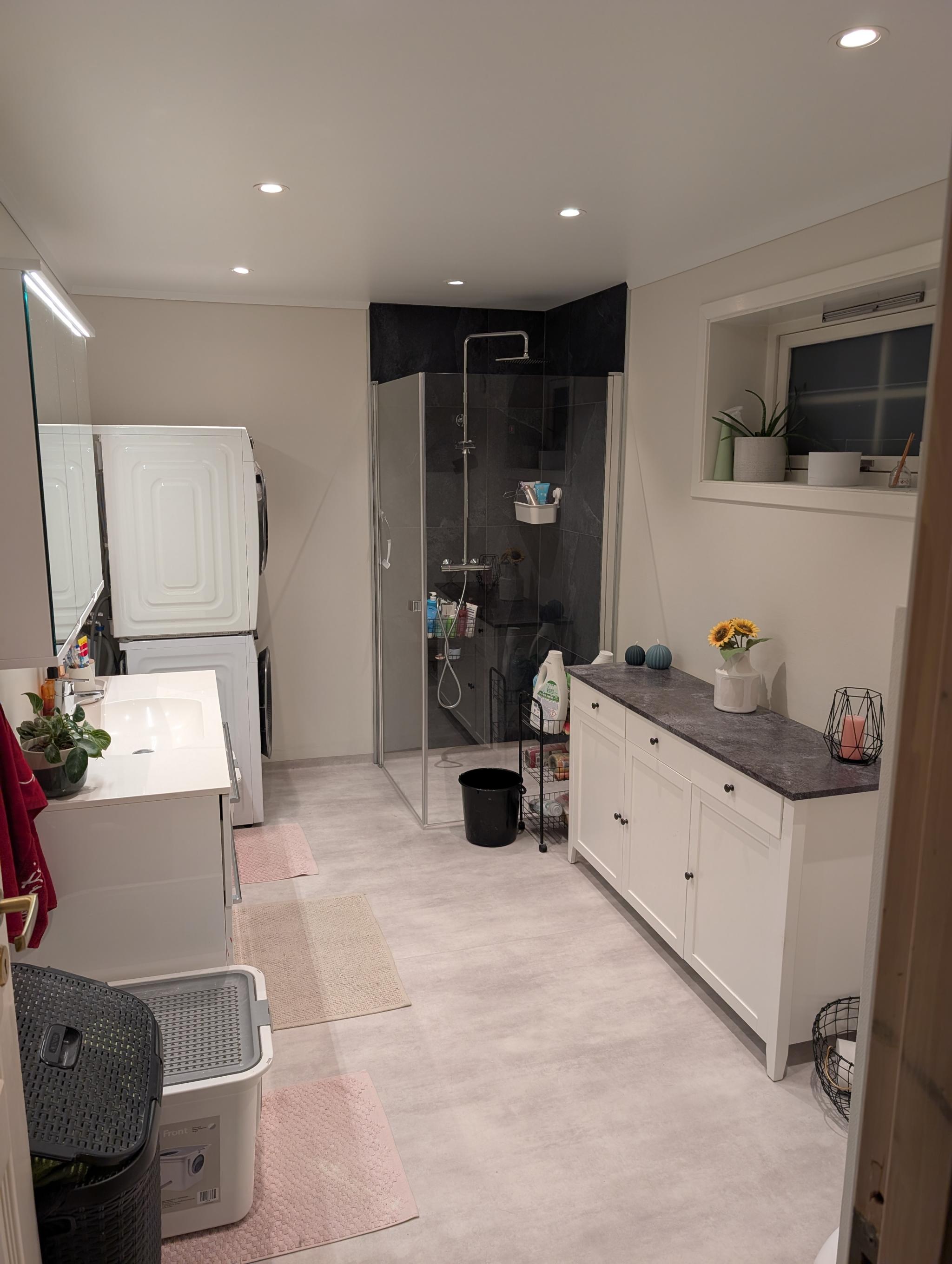 Nyoppusset bad med opplegg for vaskemaskin