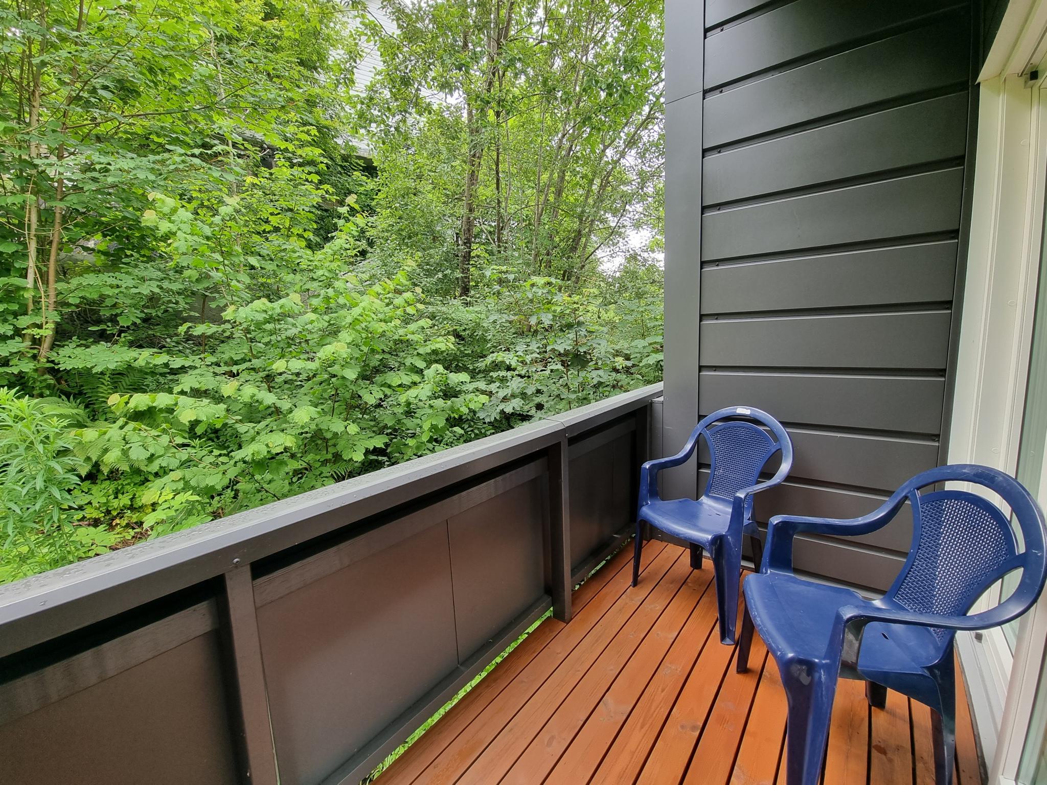 Fra stuen er det ugang til koselig veranda