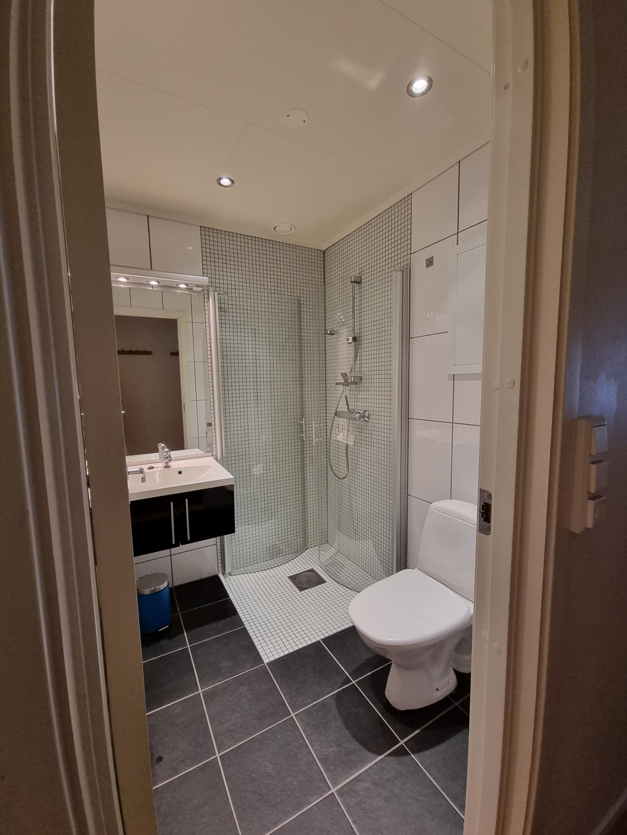 Helfliset bad med varme i gulv - vaskemaskin