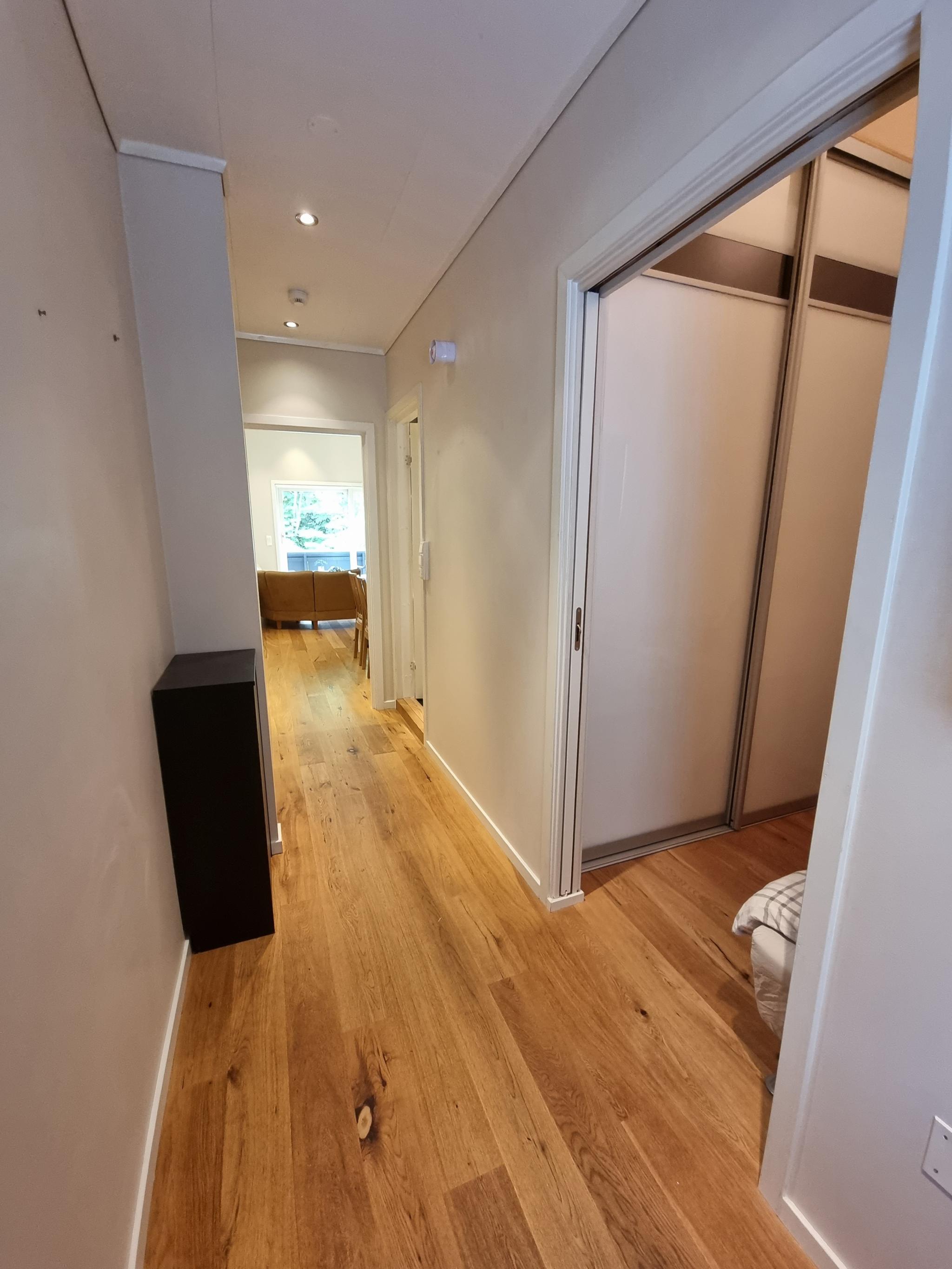 Entre med plass til å henge fra seg yttertøy og sko