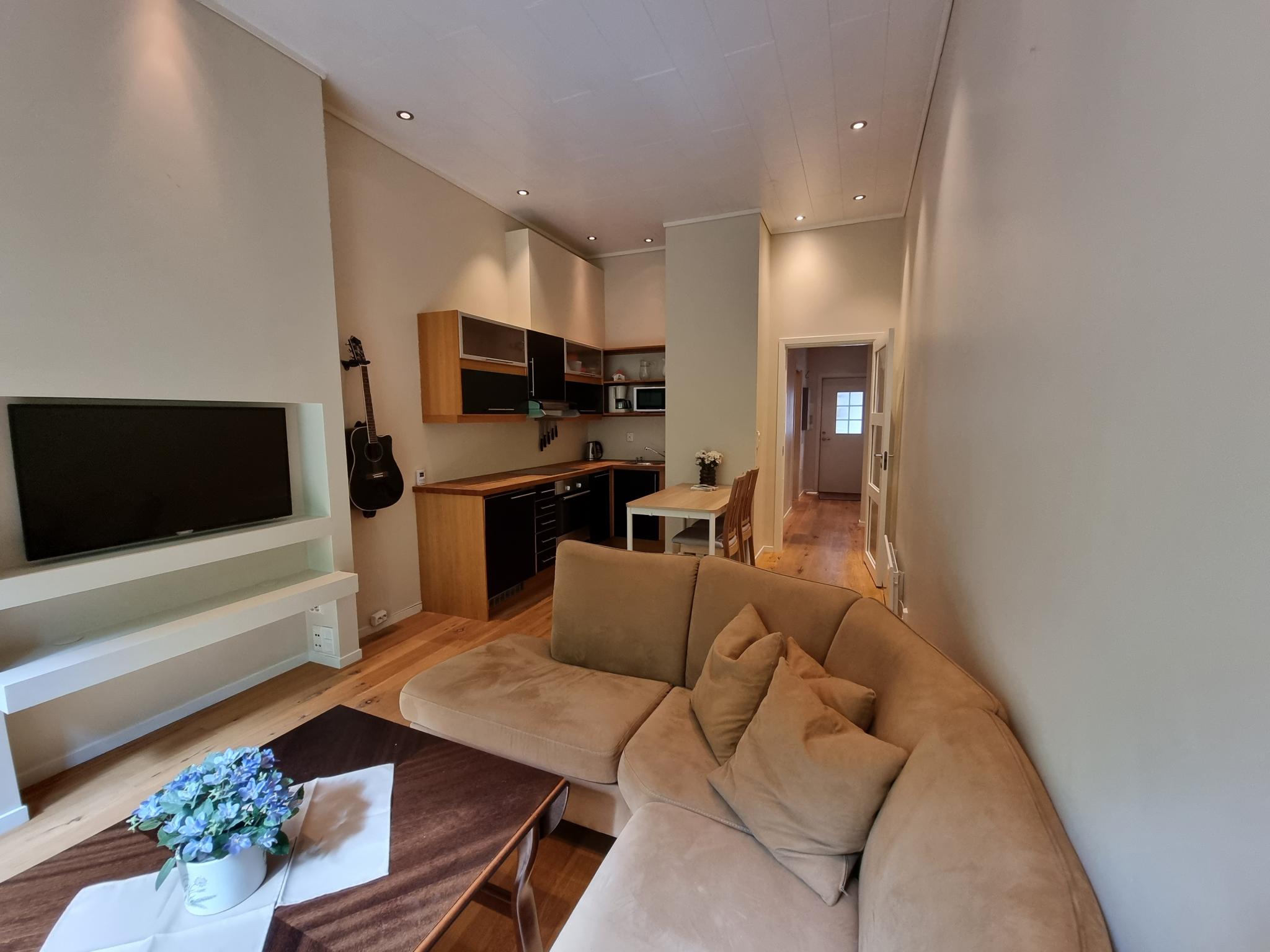 Stuen er møblert med sofagruppe og spisebord