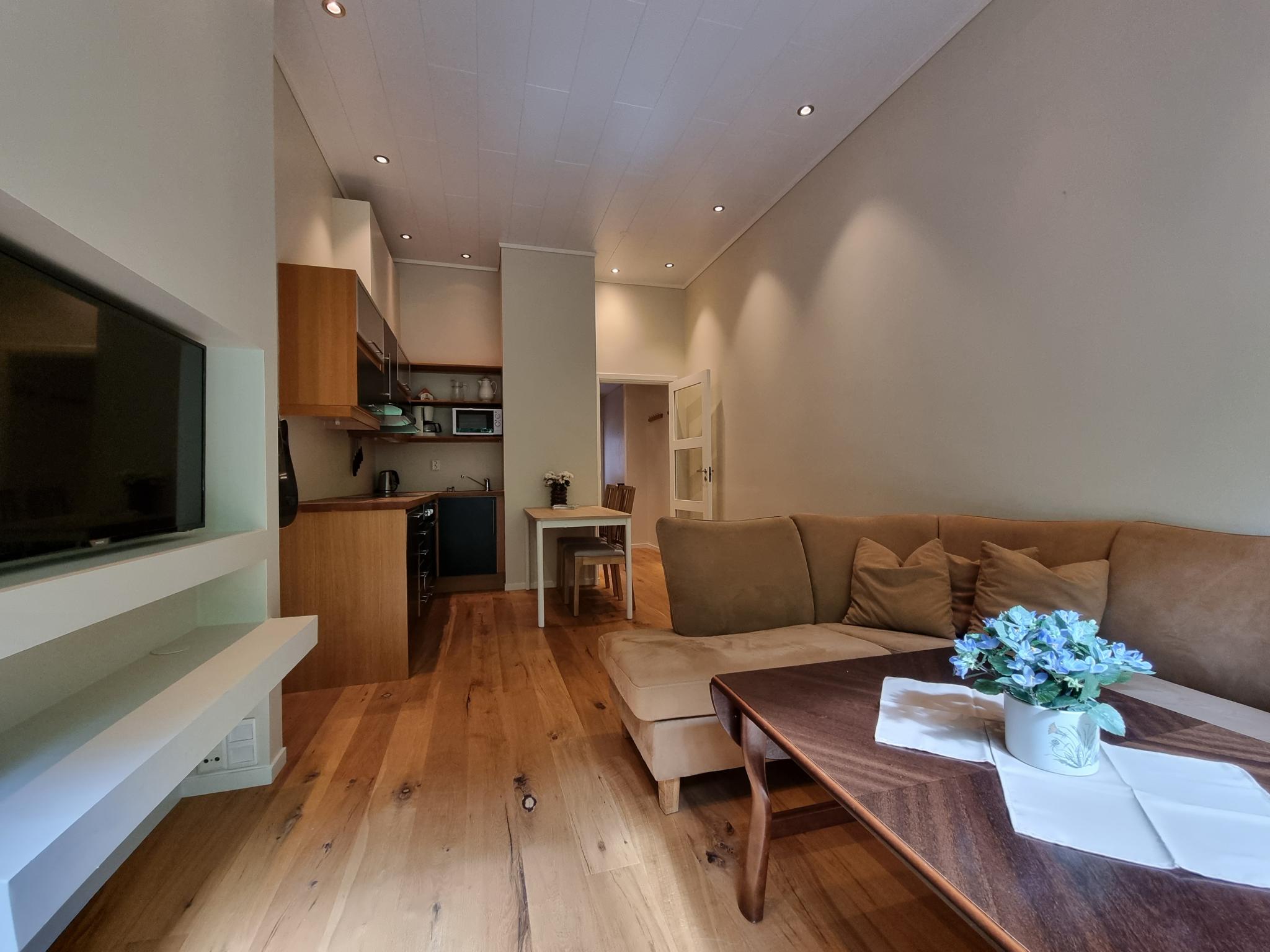 Stuen er møblert med sofagruppe og spisebord