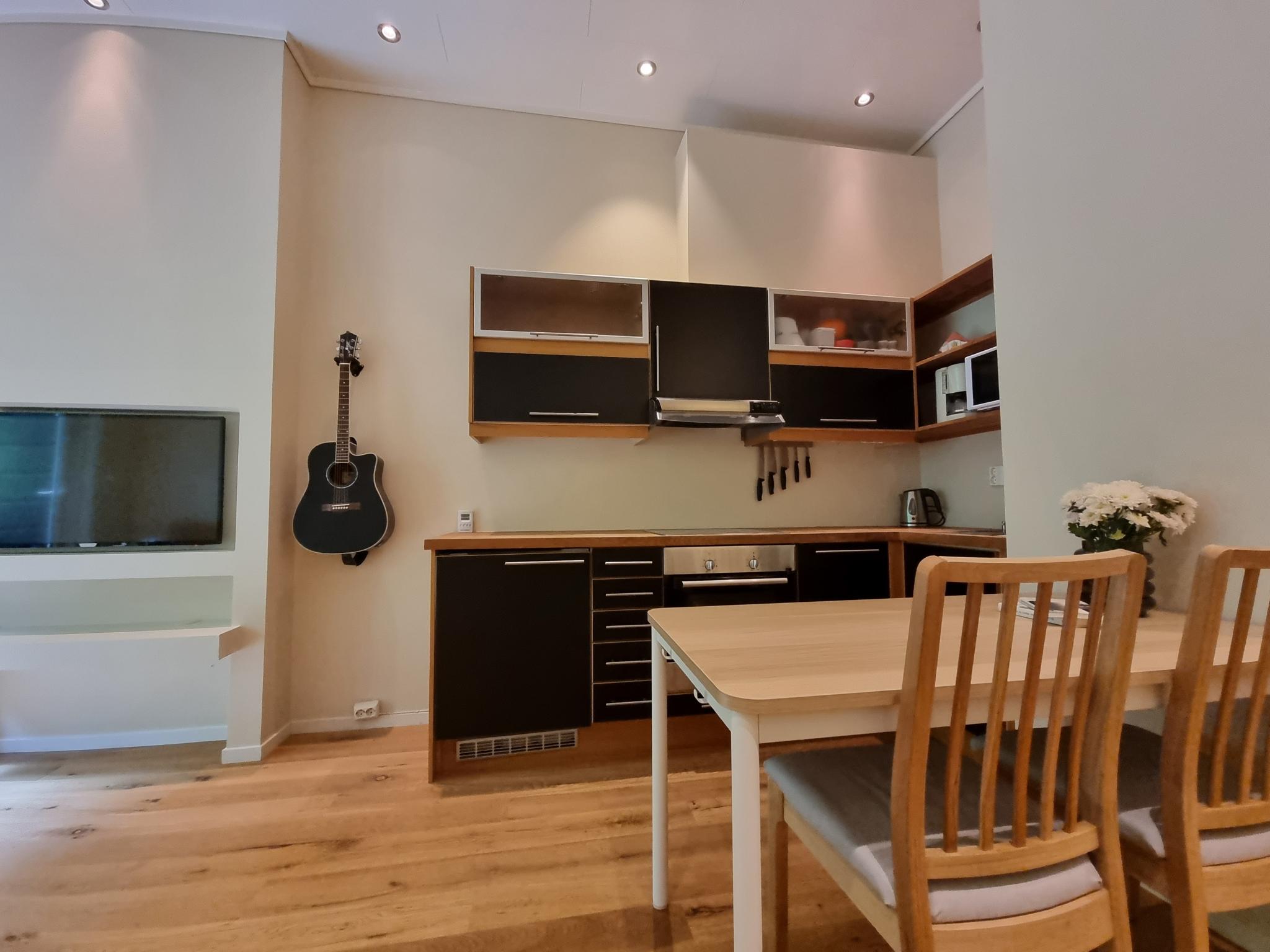 Kjøkken møblert med spisebord