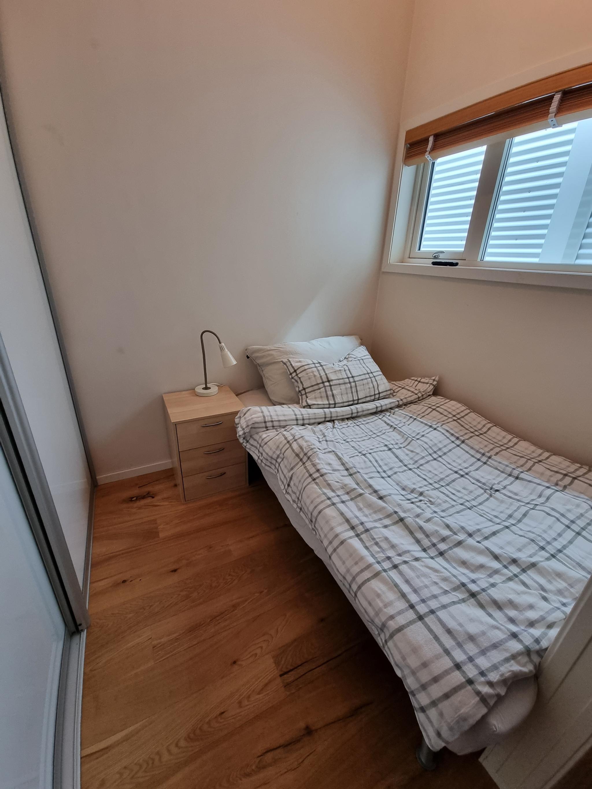 Sovealkove - møblert med seng og skyvedørsgarderobe