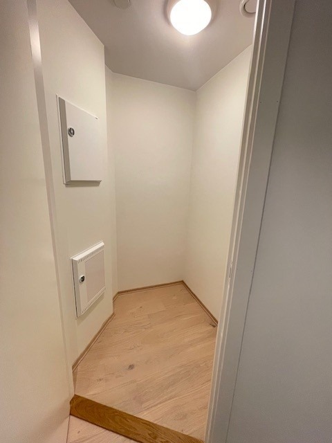 Det er en innvendig bod i leiligheten. Denne leveres med et hyllesystem som ikke fremkommer på dette bildet.