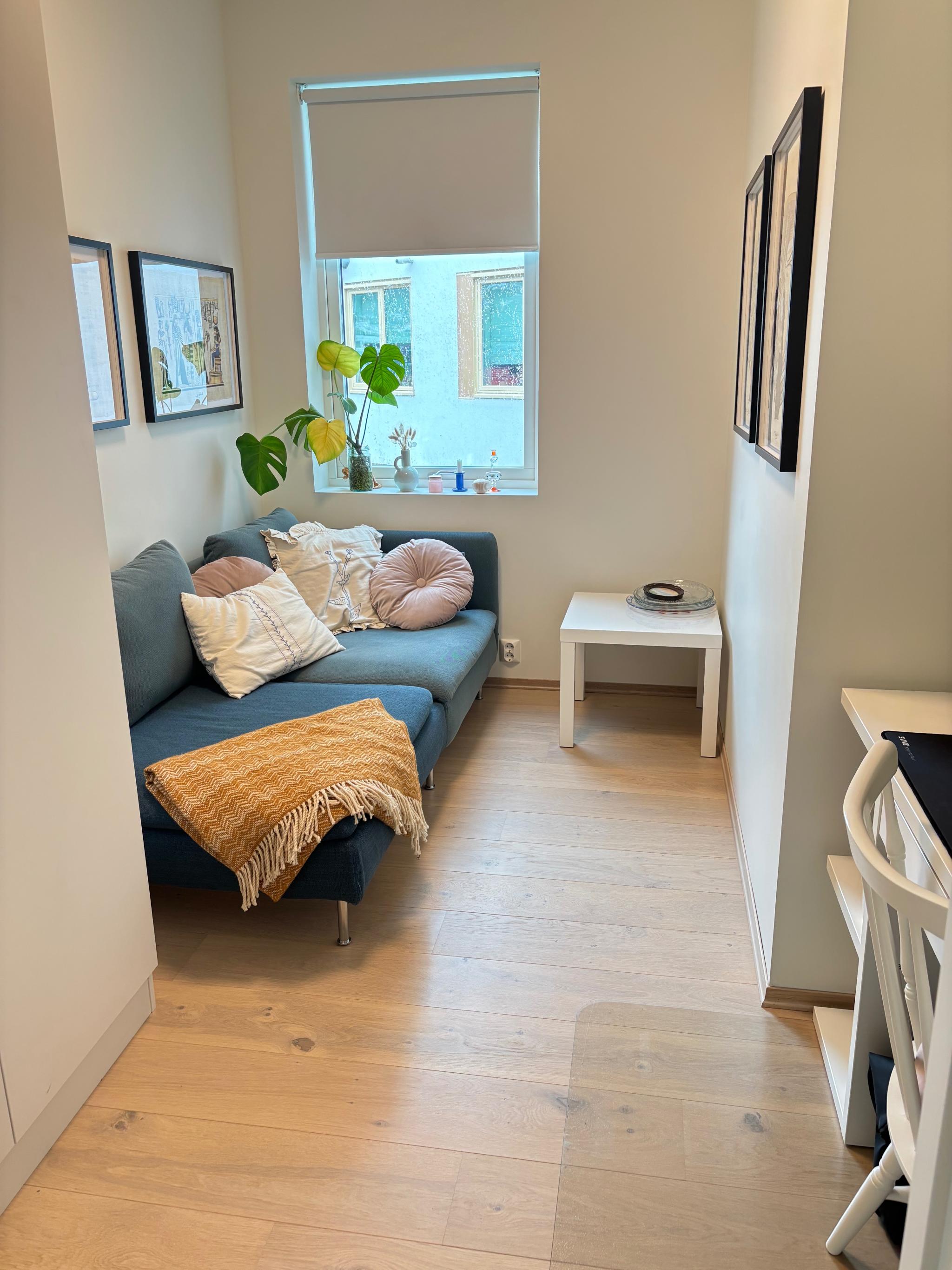 Soverom 2 er i dag brukt som kontor og gjesterom. Har dobbelt klesskap. Det er plass til en 1.60 cm seng ved vinduet om man ønsker det. 