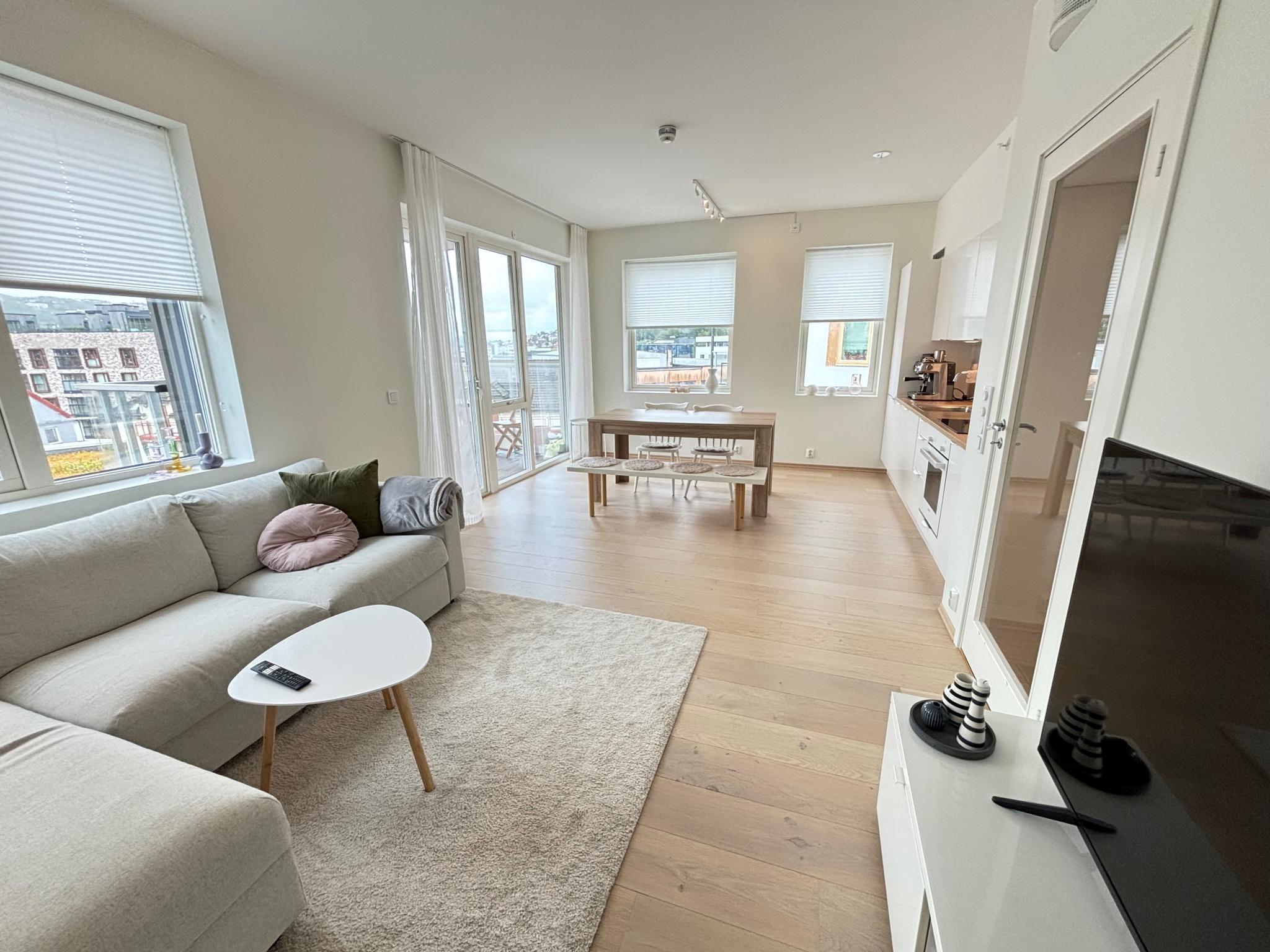 Stue- og kjøkkenrommet er lyst og luftig med god plass (sofaen er inkludert).