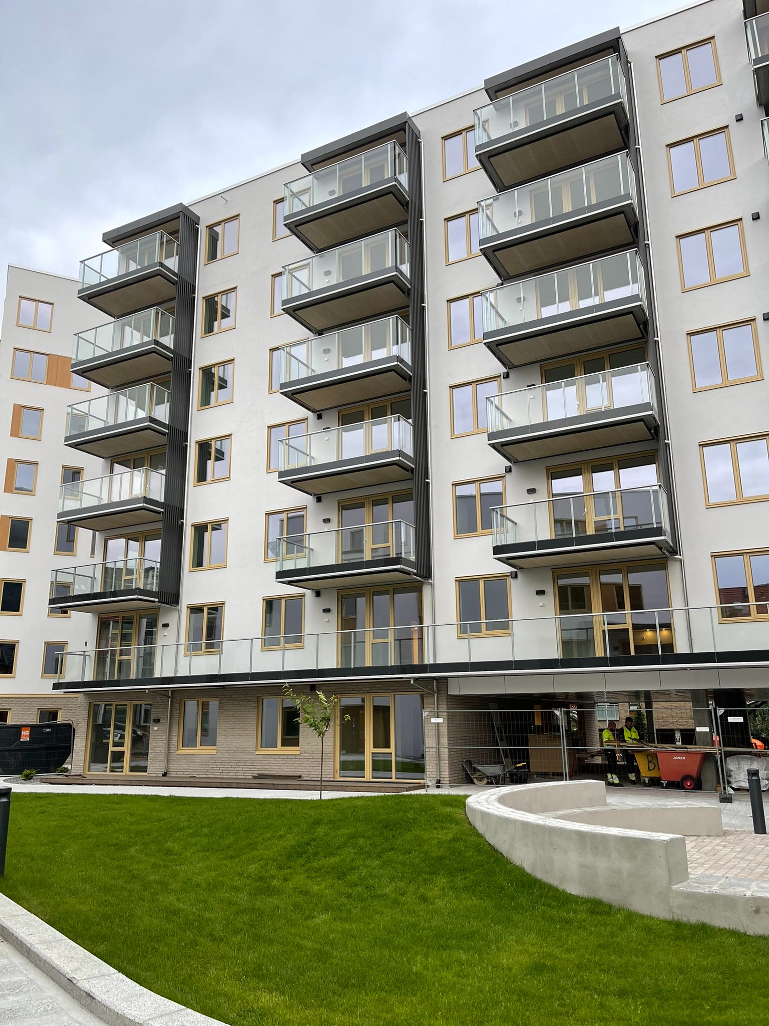 Det er flott opparbeidede områder rundt bygget