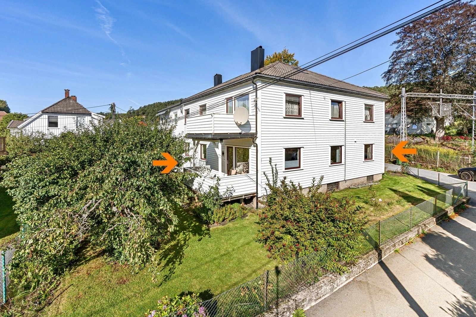 Deler av plenen på bildet er idag opparbeidet til gruslagt parkeringsplass