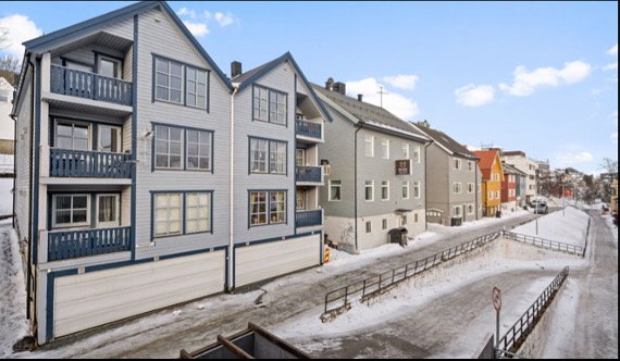 Leiligheten ligger i øverste/tredje etasje lengst mot nord/Kongsbakken