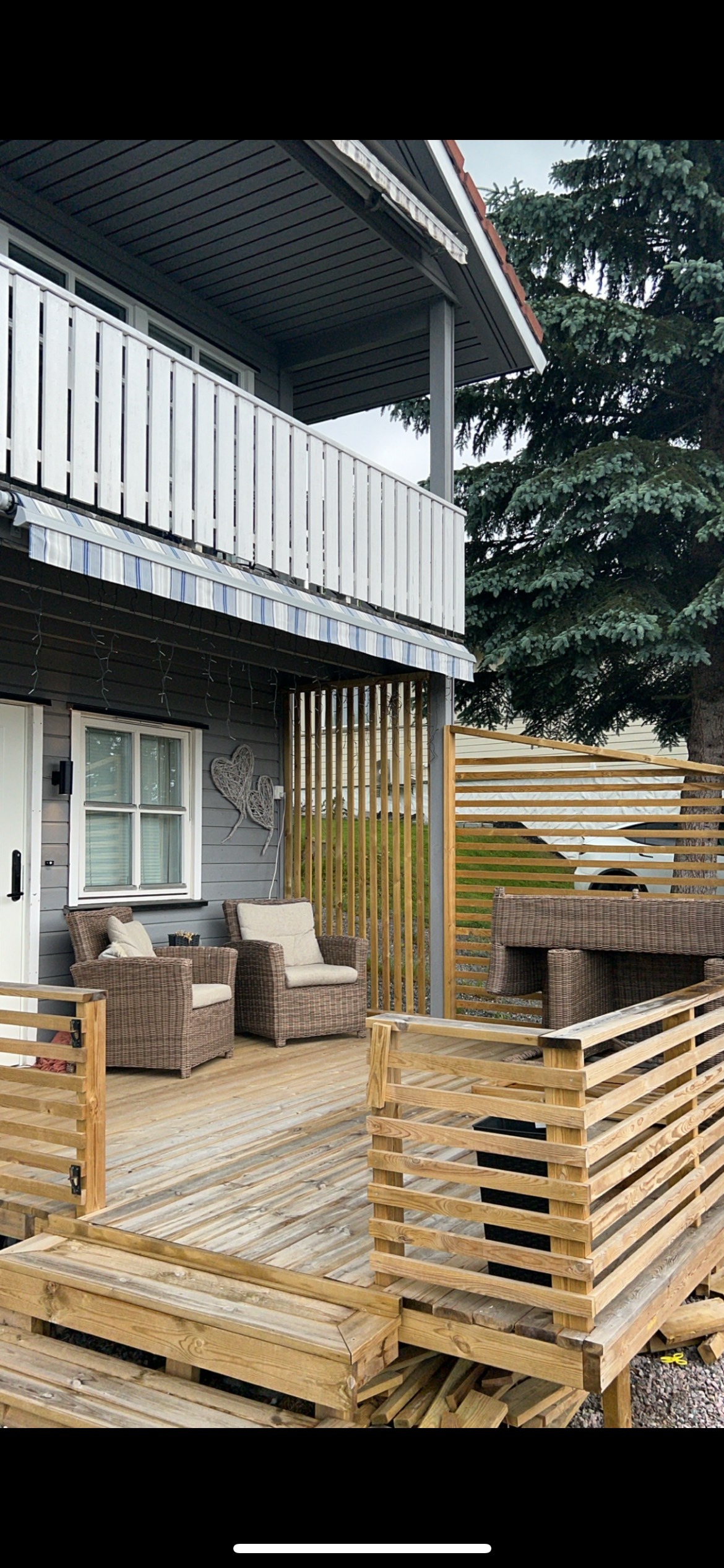 Inngang. Parkering foran Terrasse. 