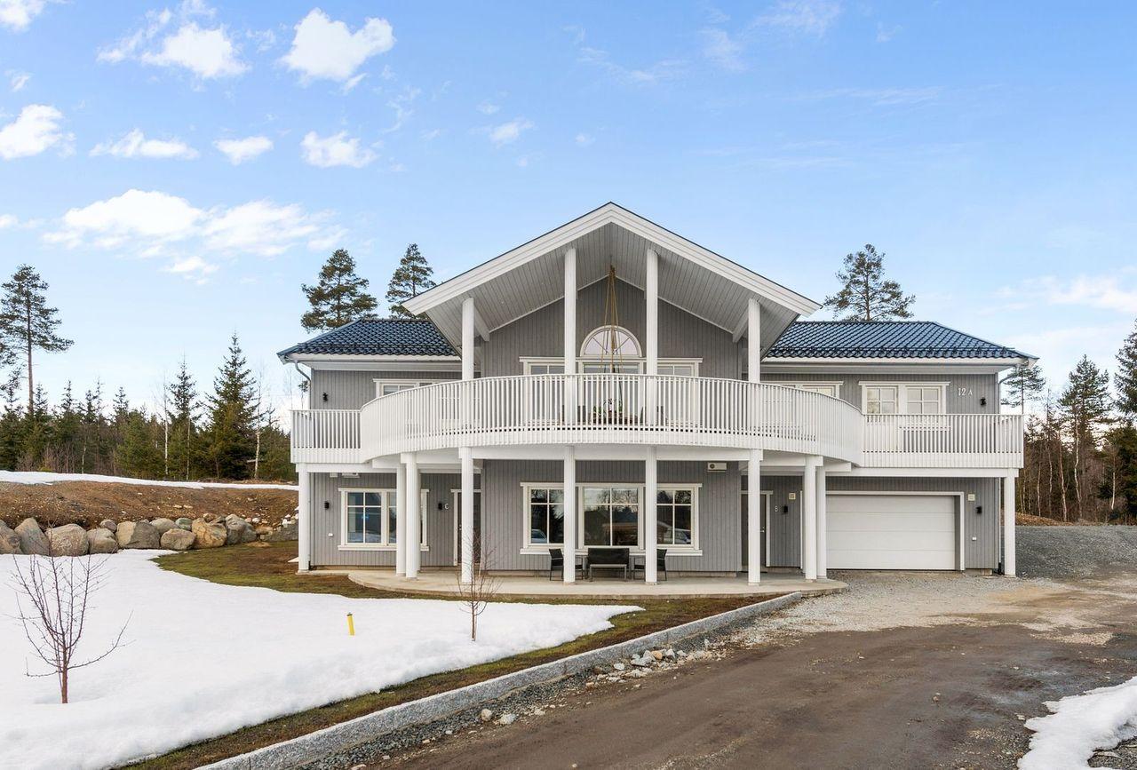 Leiligheten i midten nede, egen inngang til venstre for garasjen