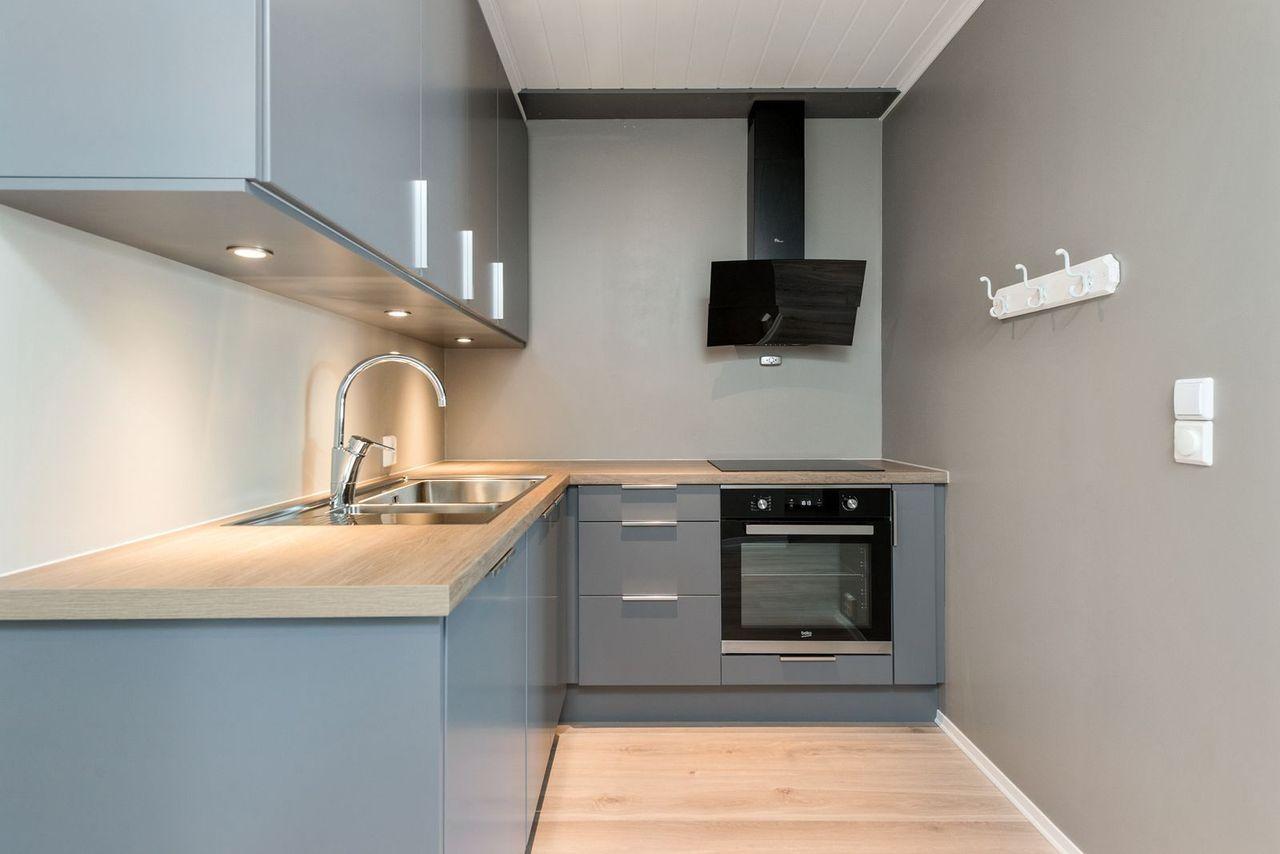 Moderne og lekkert kjøkken, hvitevarer inkludert 