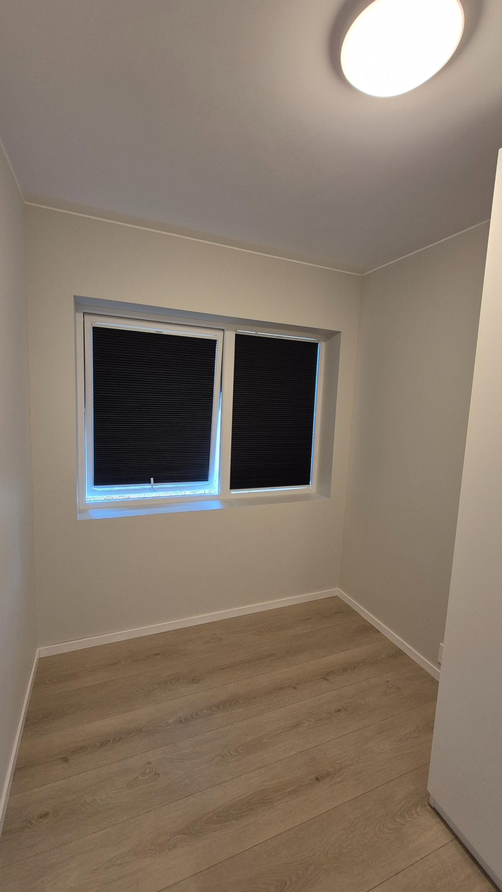 Ca. 5,6 m2: Soverom. Garderobeskap Pax fra IKEA. Lystette plissegardiner.