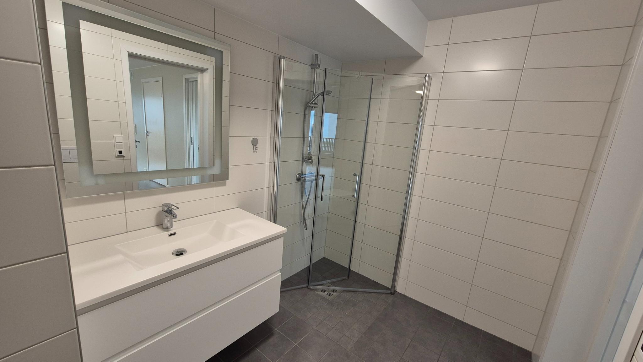 Ca. 7 m2: Bad/teknisk - flislagt bad med opplegg for vaskemaskin. Varme i gulv.