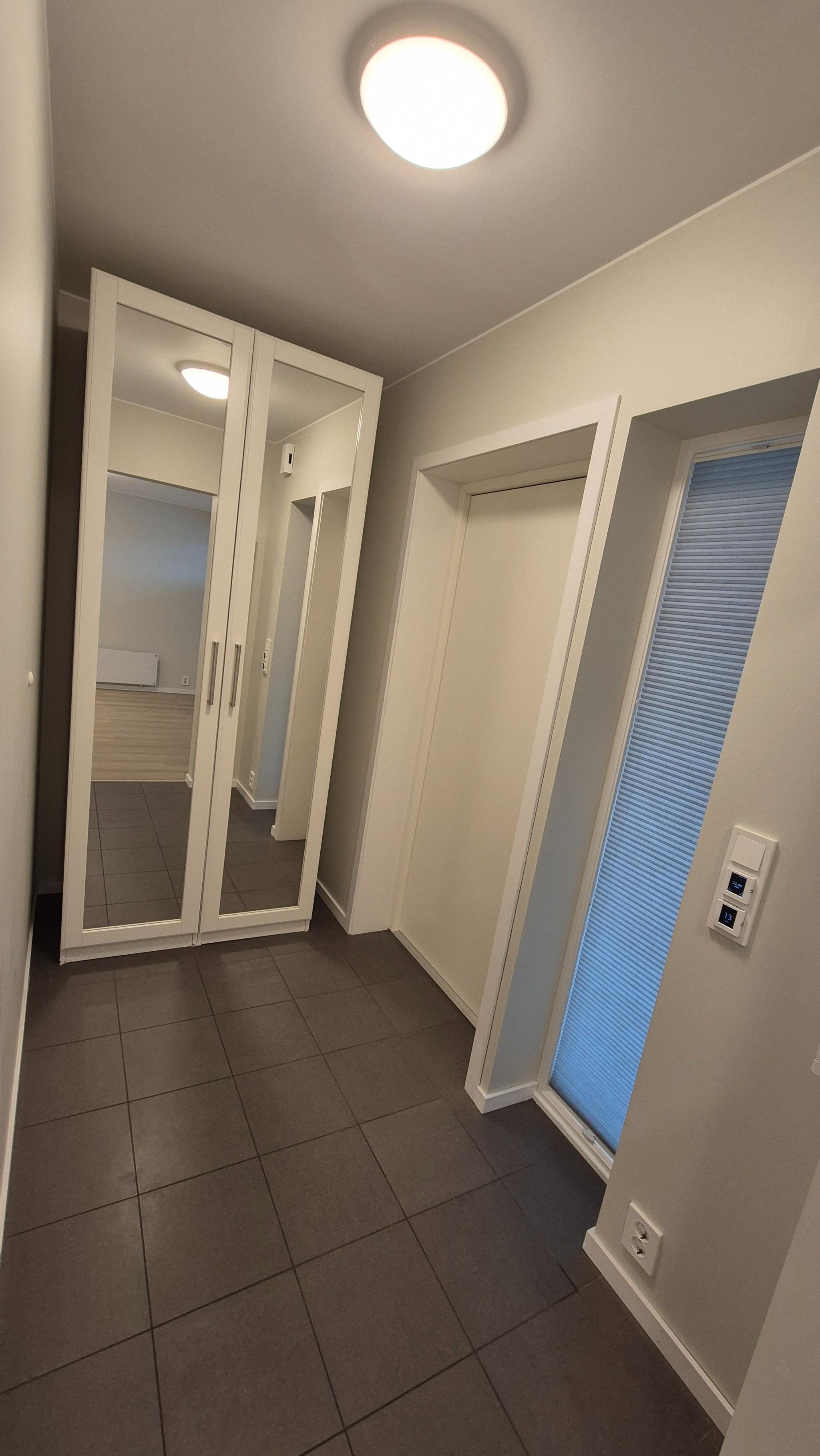 Ca. 3,6 m2: Gang. Garderobeskap med speil. Nøkkelskap. Doble plissegardiner. Varme i gulv.