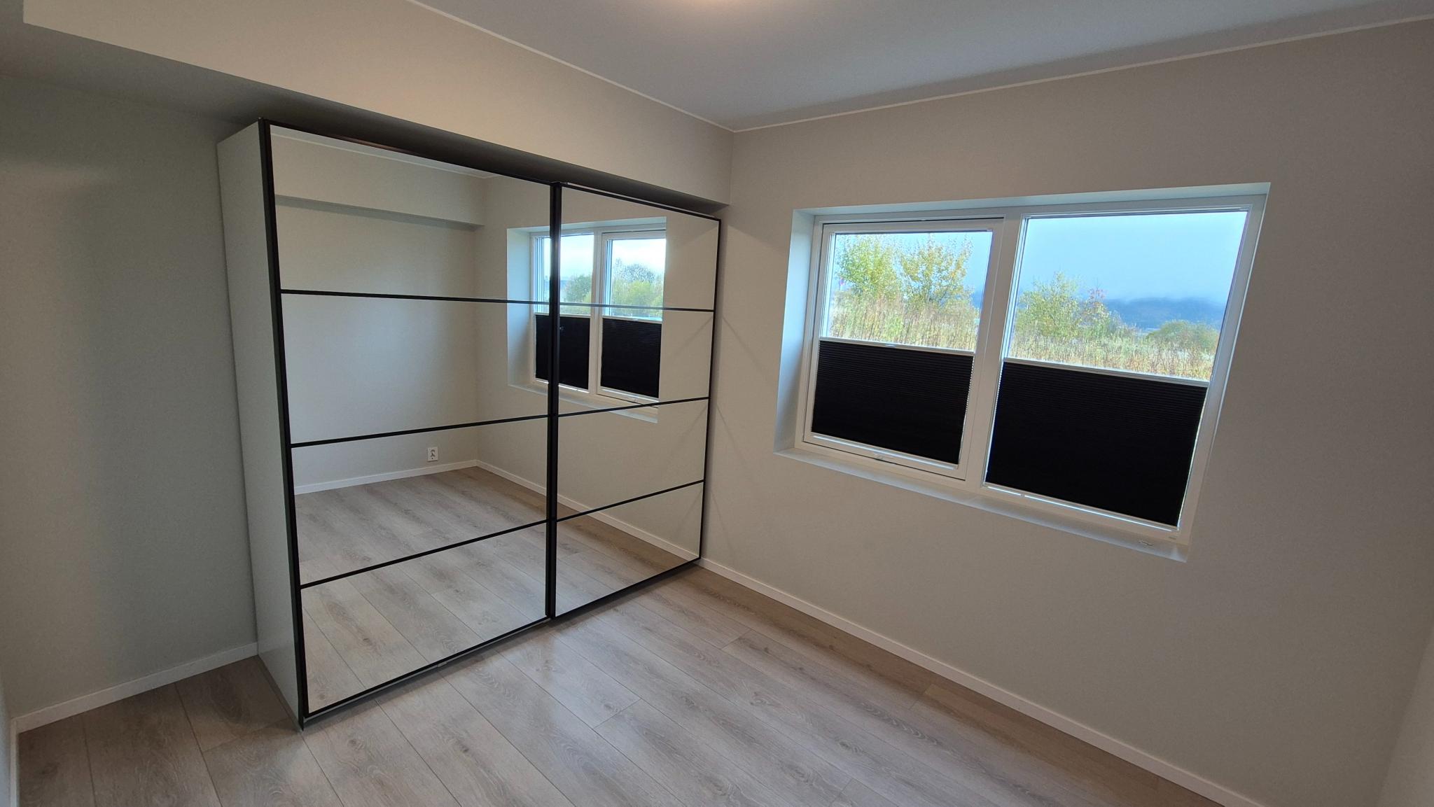 Ca. 9 m2: Hovedsoverom med skyvedørsgarderobe Pax fra IKEA. Lystette plissegardiner. Skyvedør.