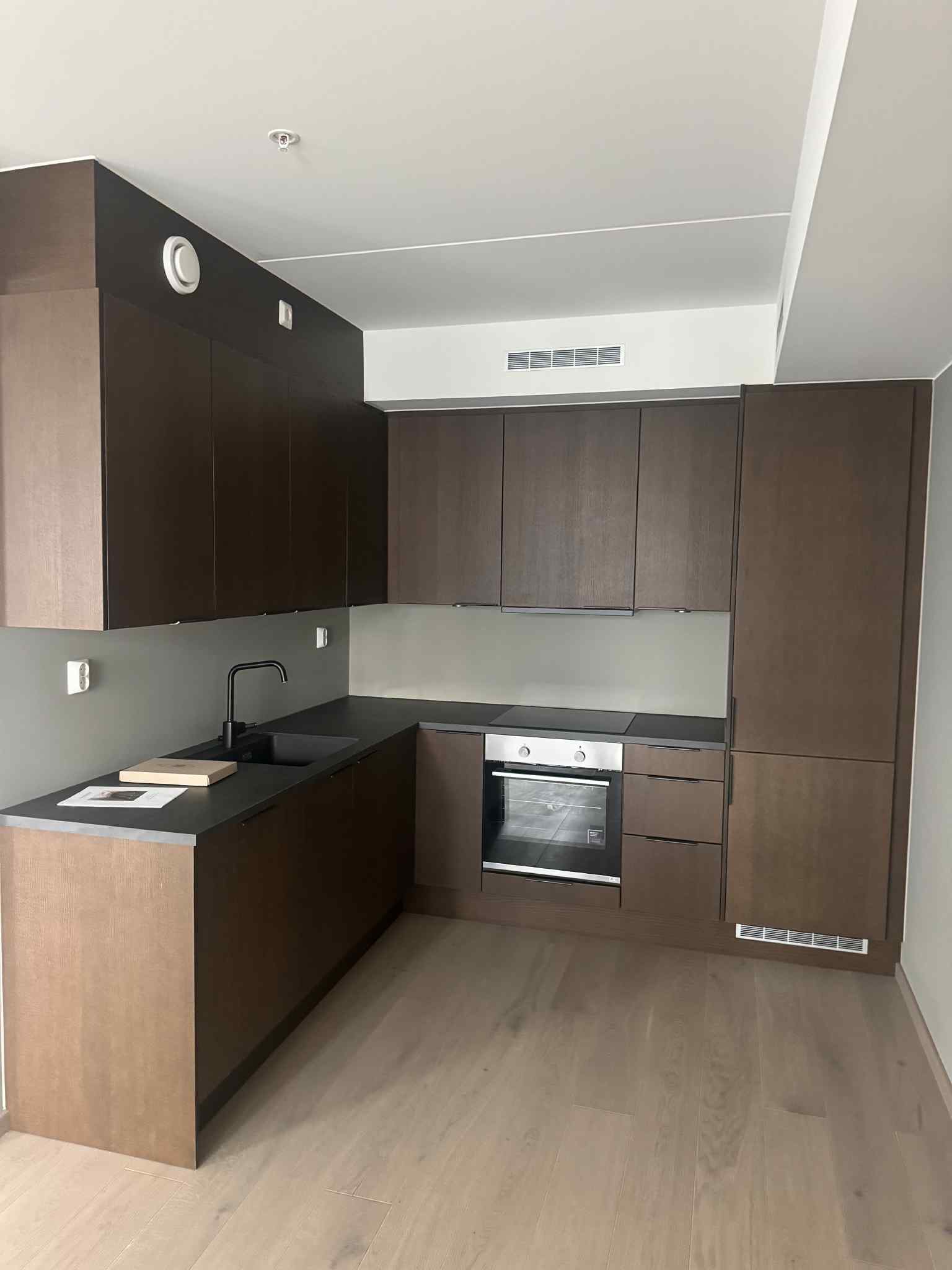 Moderne kjøkken med integrert hvitevarer