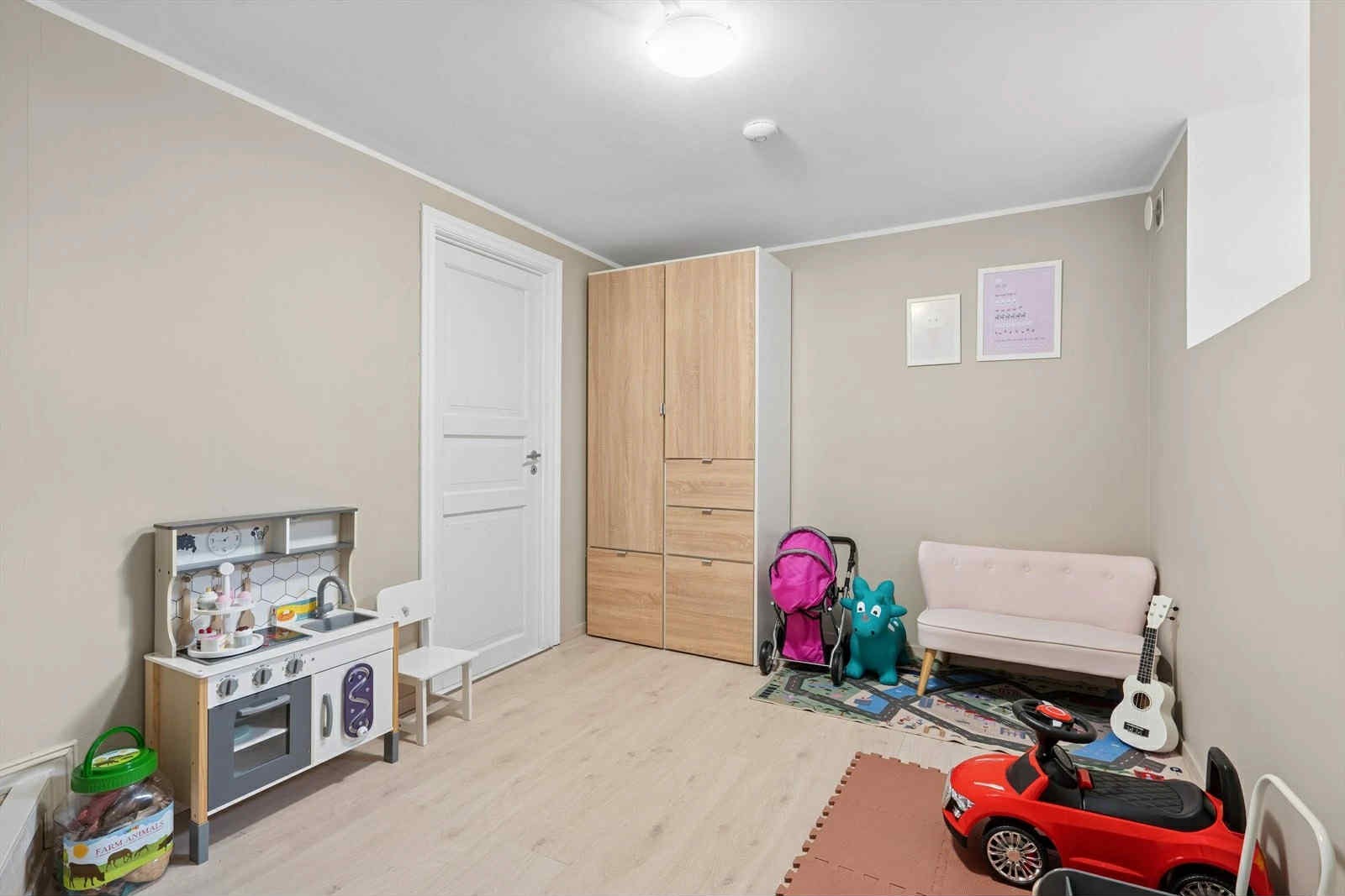 rom 3 - var tidligere soverom men er ikke godkjent soverom per dags dato. Egnet som bod/rom for lek osv. 