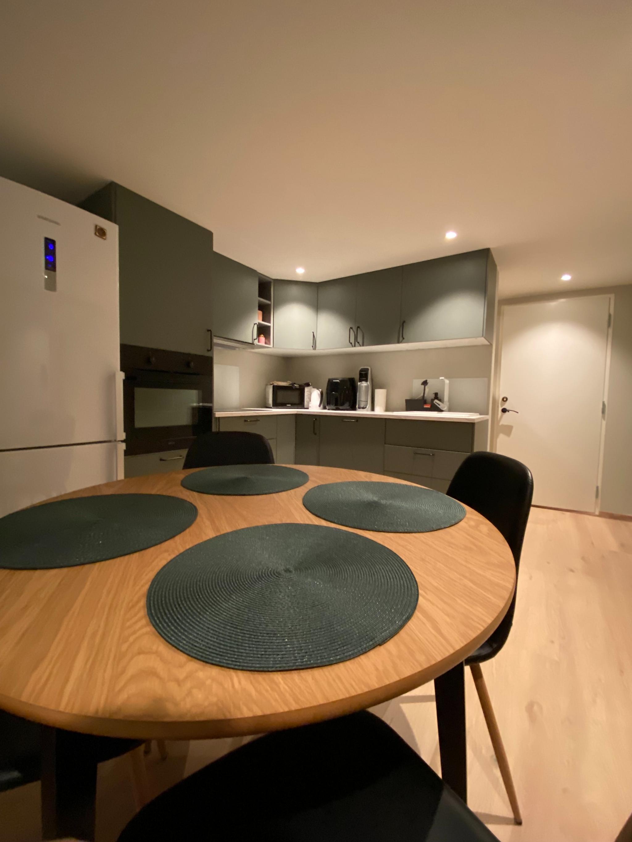 Spisegruppe, mot kjøkken