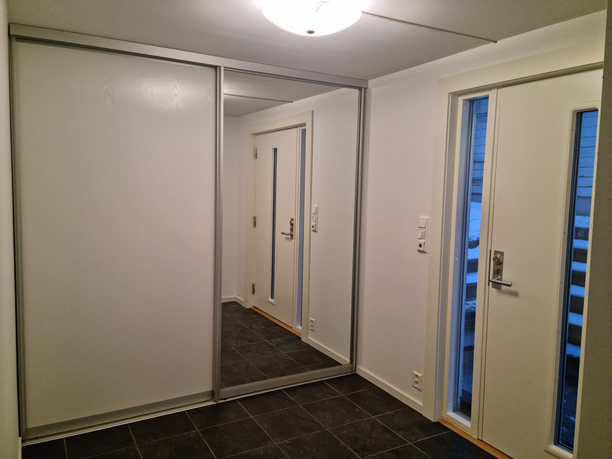 Gang med skyvedørsgarderobe