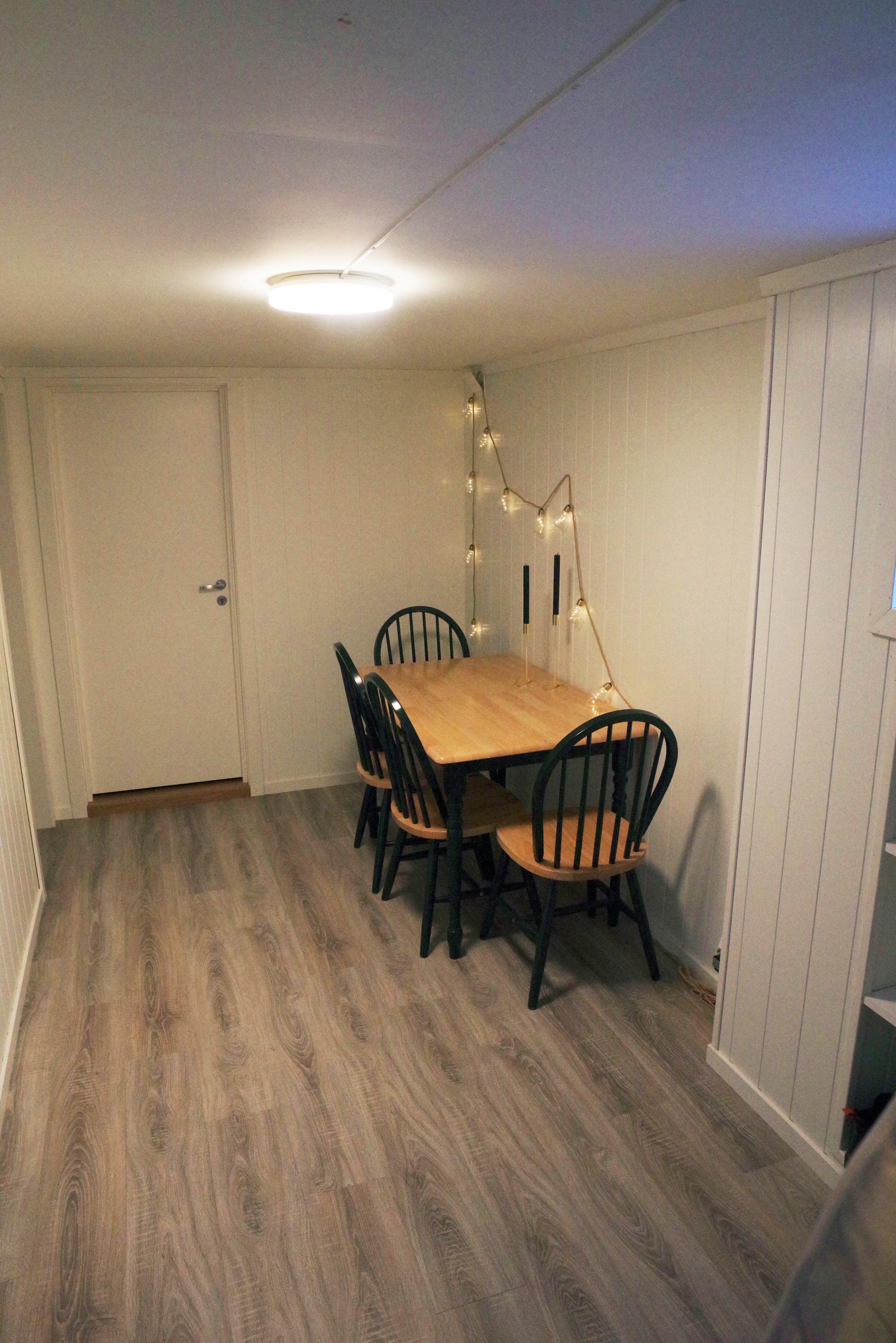 Gang - det er en bod inn døren på bildet.