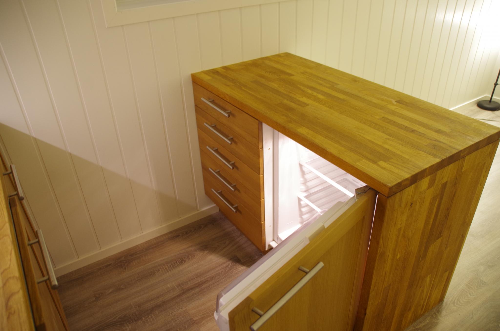 Lite kjøleskap i benken, det er også et større kjøleskap i boden