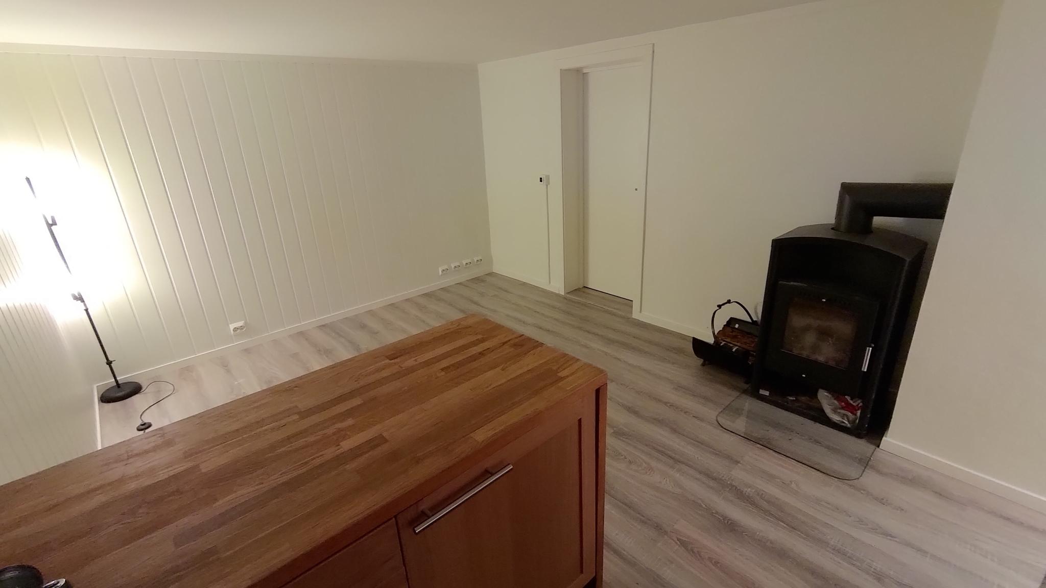 Stue med rentbrennende peisovn