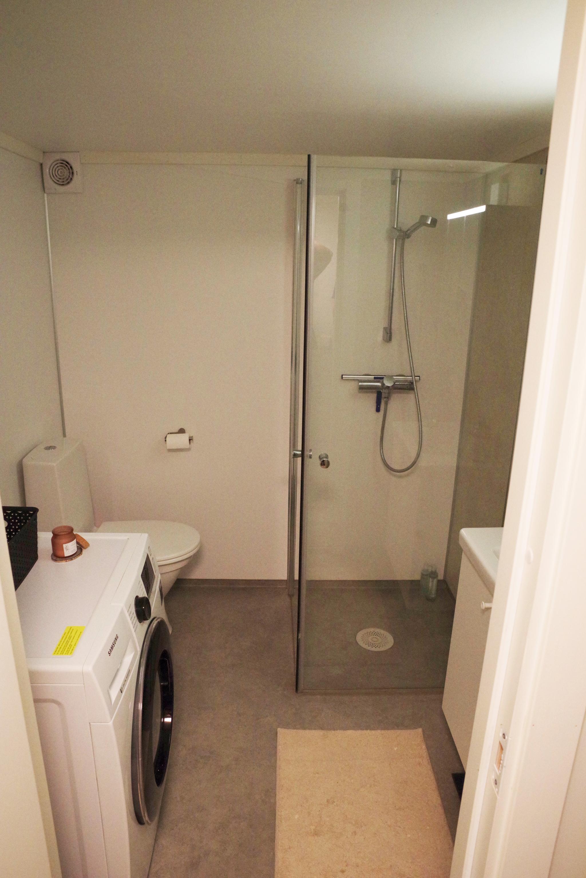 Bad - vaskemaskin/tørketrommel kan medfølge