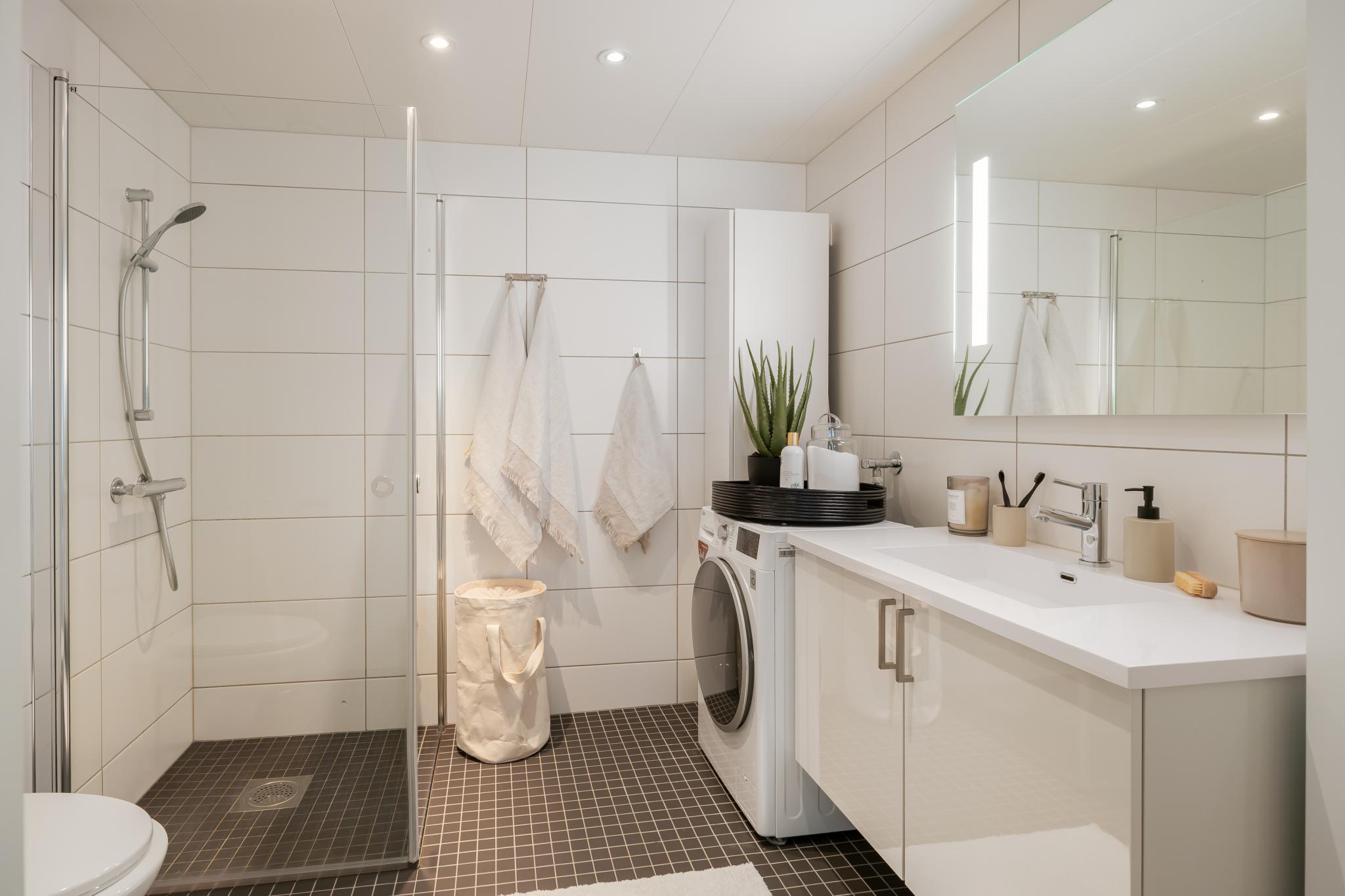 Flislagt baderom med varmekabler. Vaskemaskin er solgt. 