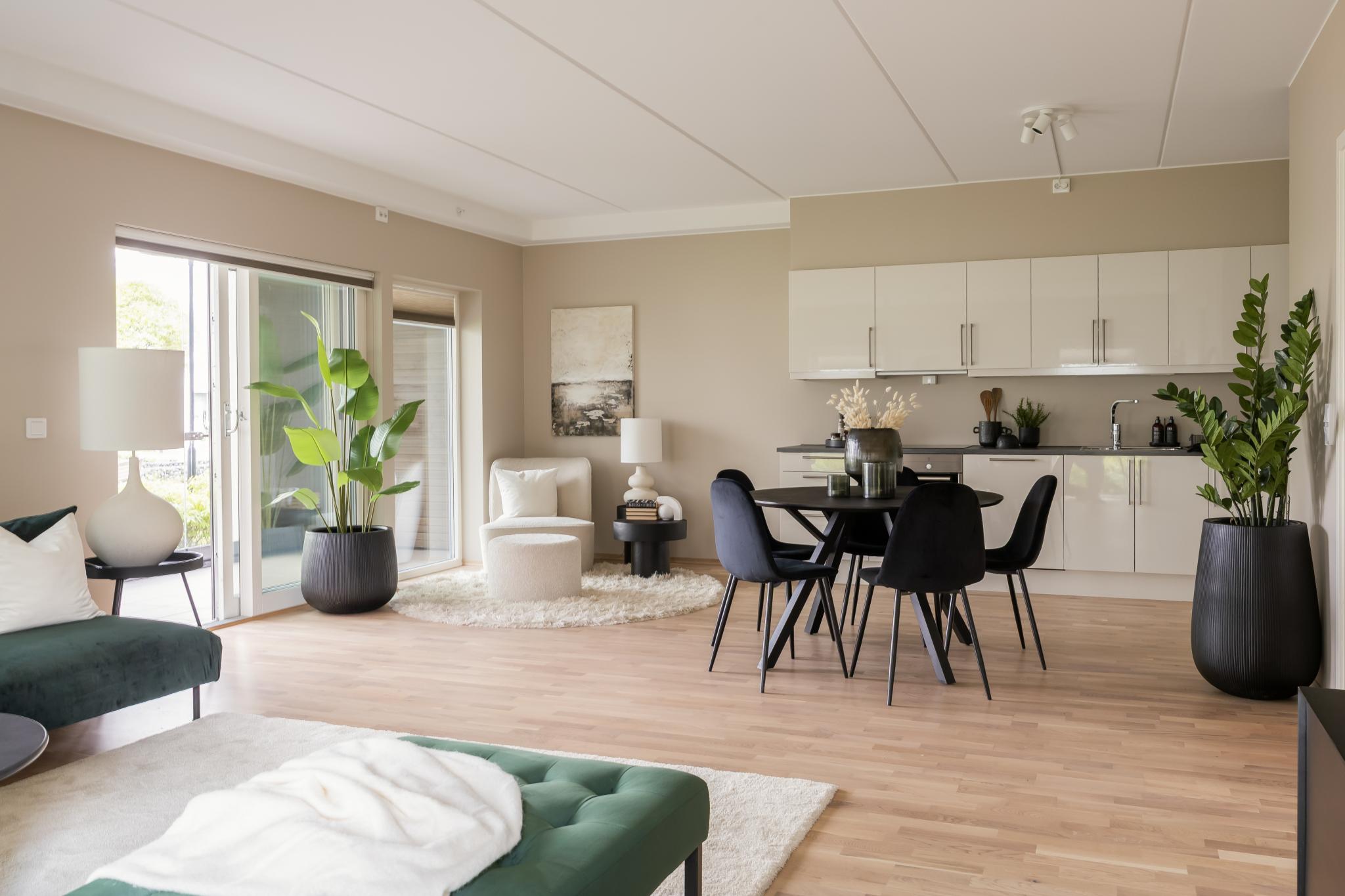 Åpen stue-kjøkken løsning.