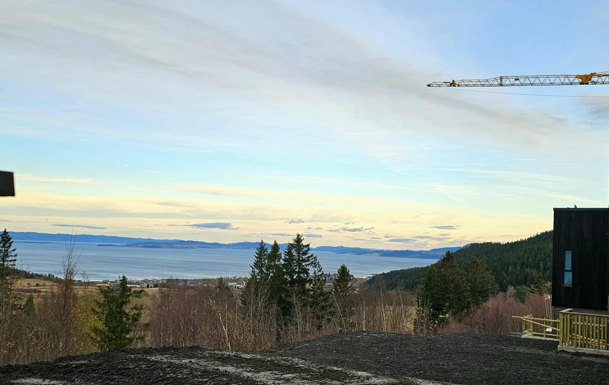 Sokkeletasjen vil få fin utsikt mot Trondheimsfjorden. Bilde viser utsikt mot høyre fra leiligheten. Noe trær rett foran.