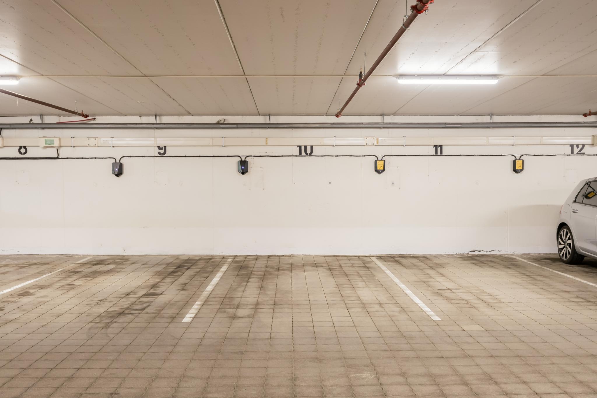 P-plass i p-kjeller med elbillader. 