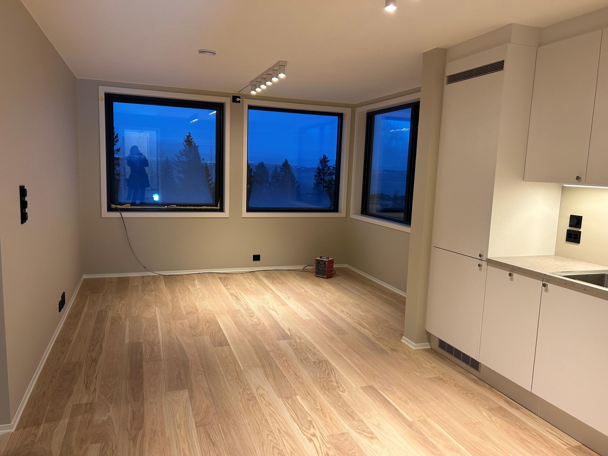 Stue med opplegg til kabel-tv og internett. Det er gulv varme i alle gulv. Stuen møbleres med ny sofa, sofabord og tv-benk.