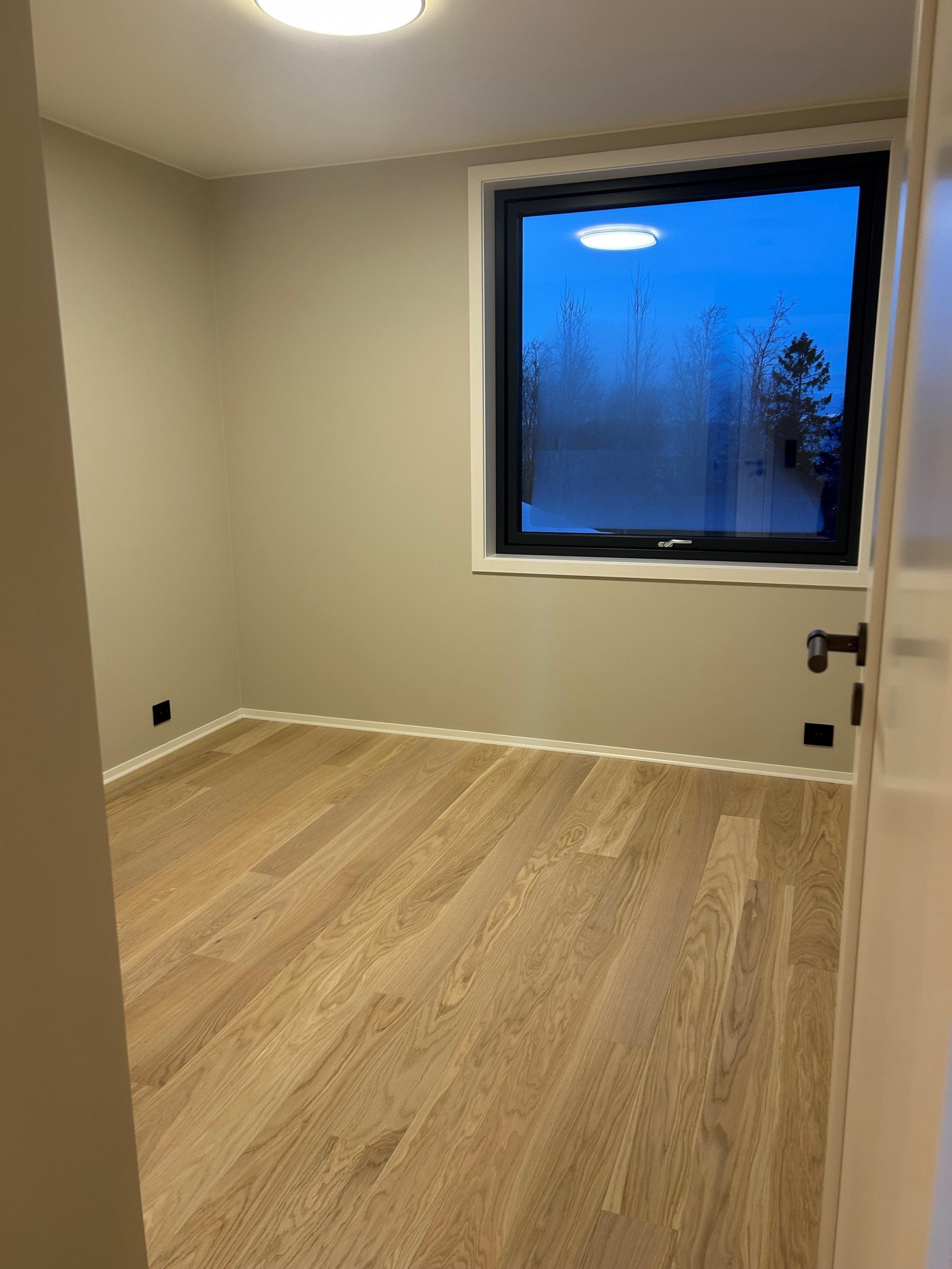 Soverom blir møblert med 150x200 seng og garderobeskap.