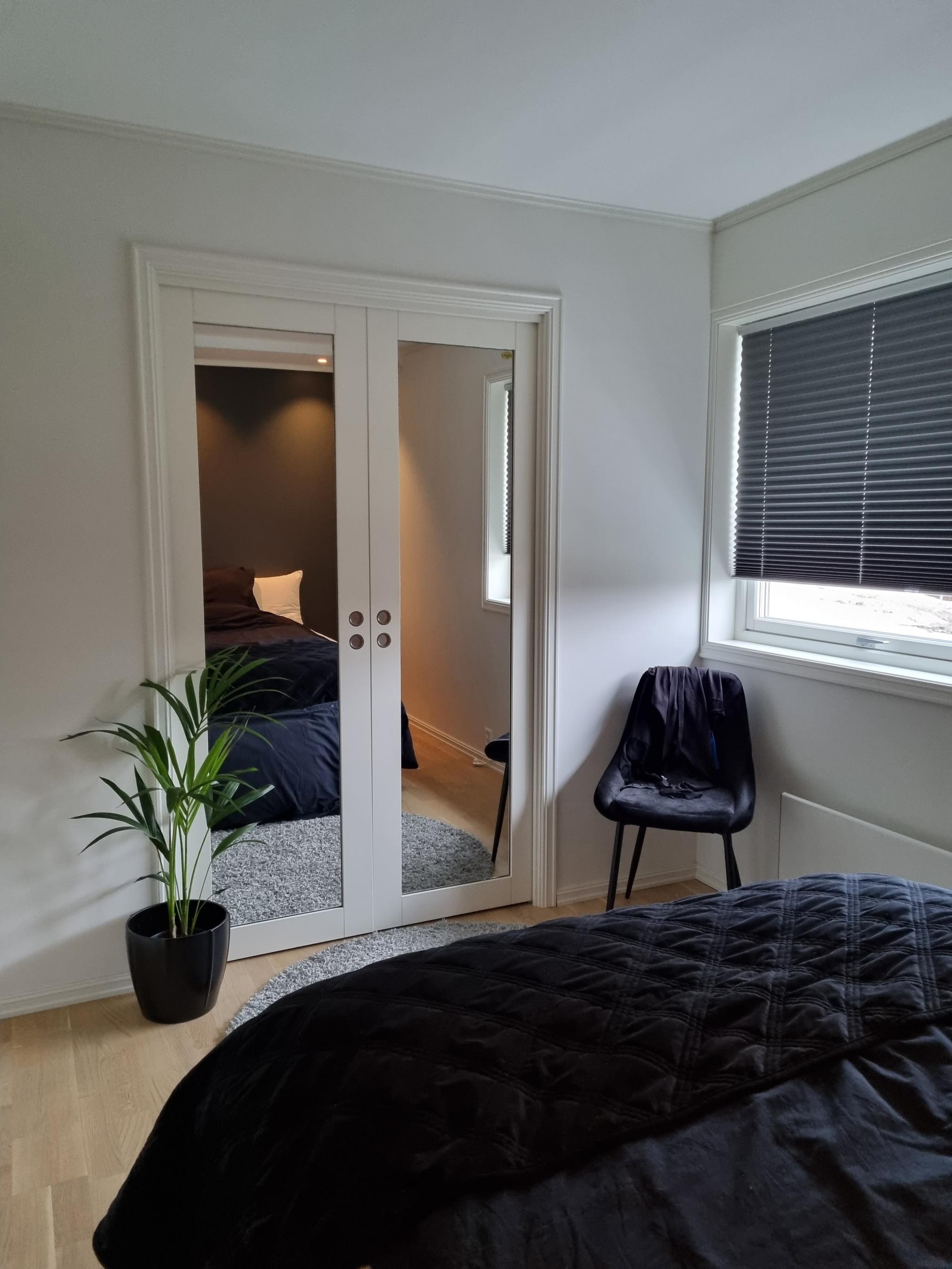 Garderobe med skyvedører i speil