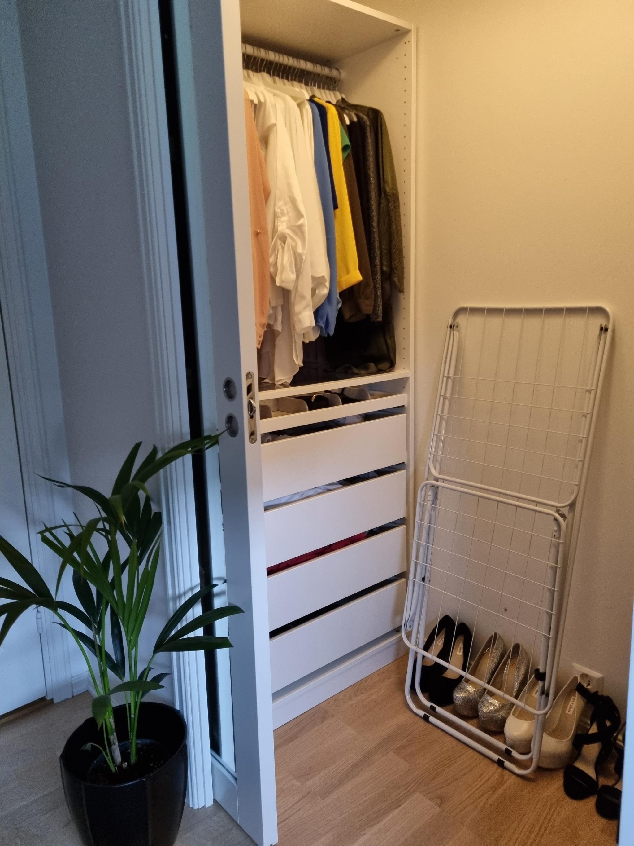 Romslig garderobe på soverom med mulighet for oppbevaring