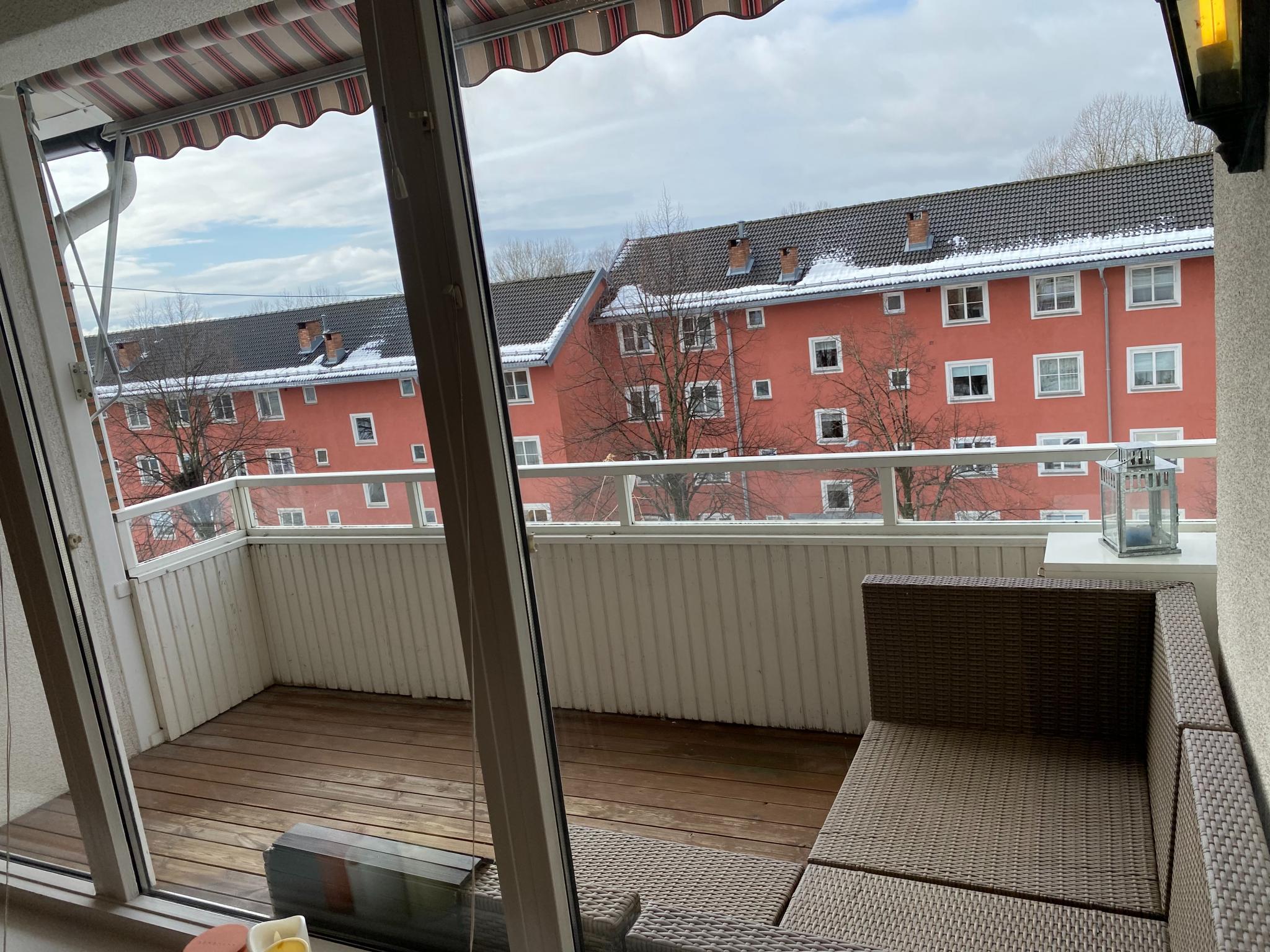 God plass på terrassen til å grille og nyte ettermiddagssolen, sofaputer ligger på loftet. Ny markise fra 2025